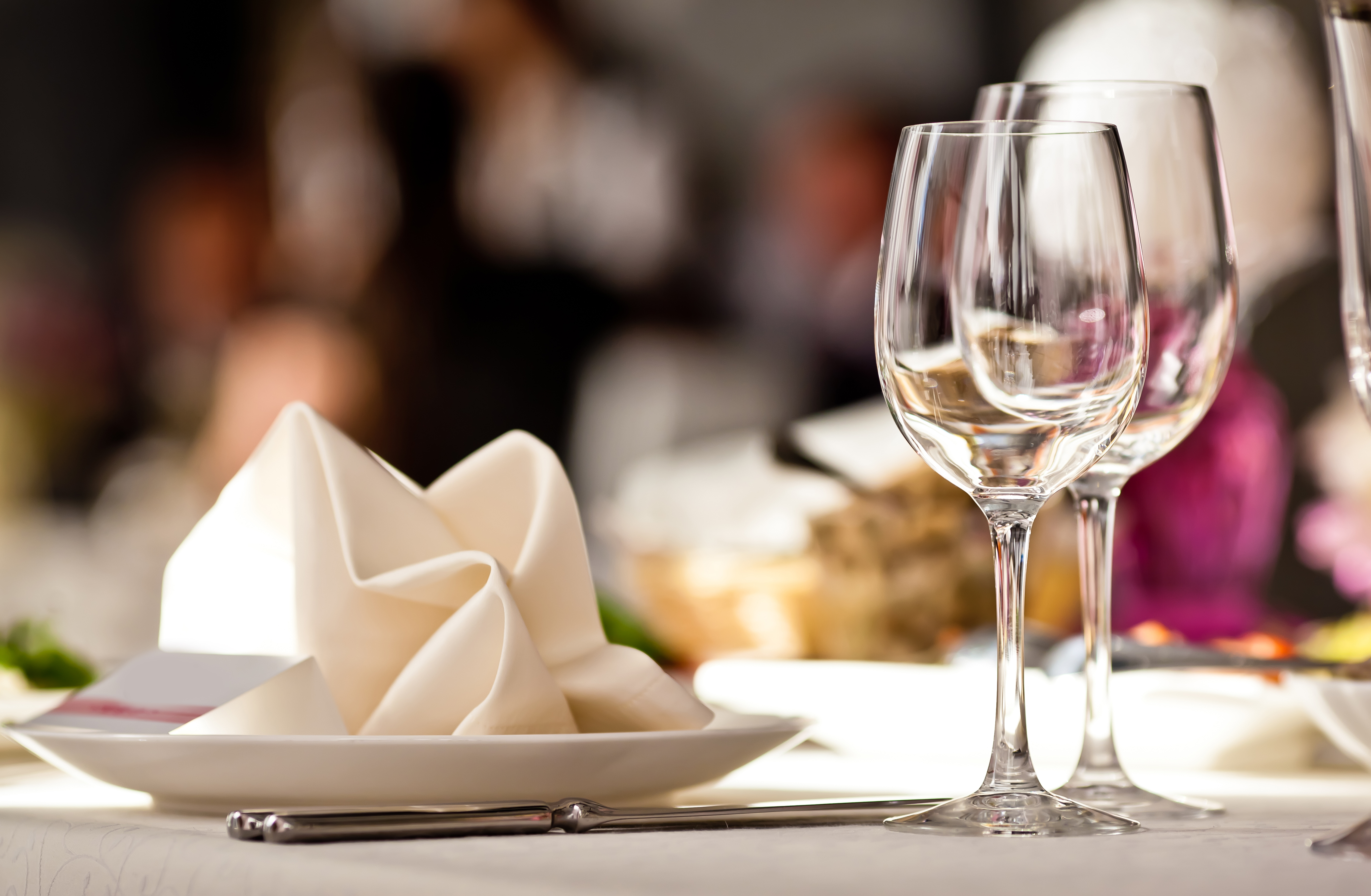 Deux verres et des serviettes posés sur une table | Source : Shutterstock
