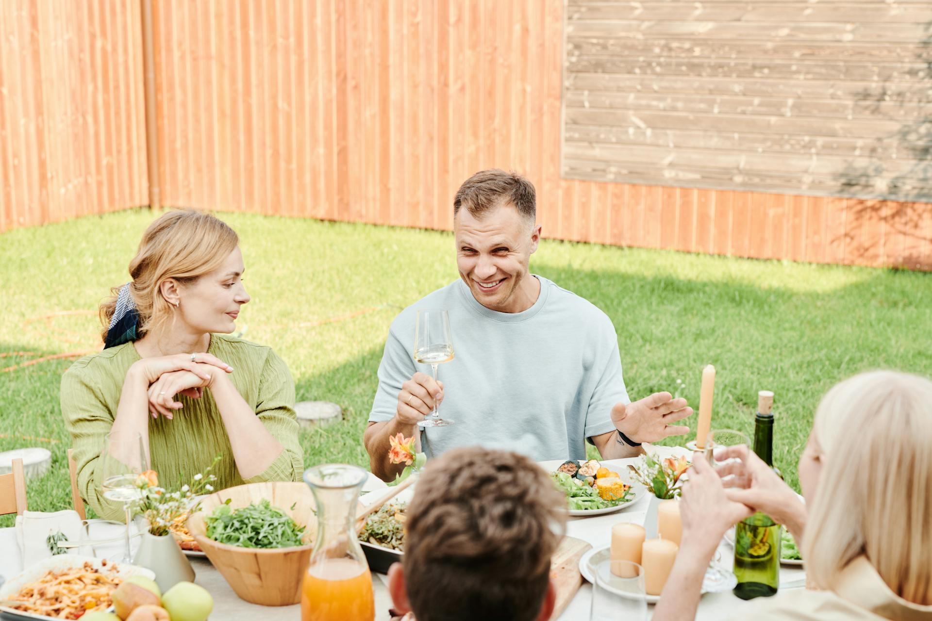 Une famille mangeant en plein air | Source : Pexels