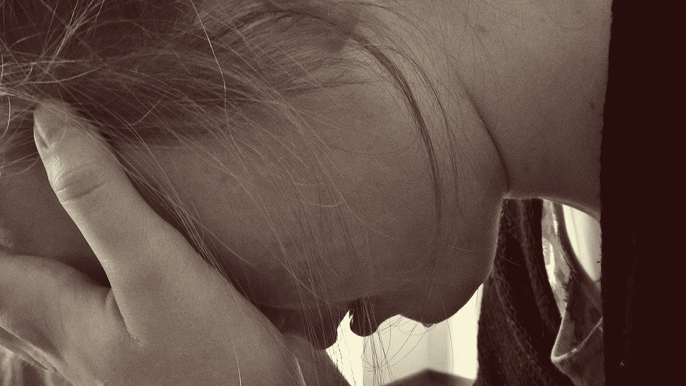 Une femme en train de pleurer. | Photo : Pixabay