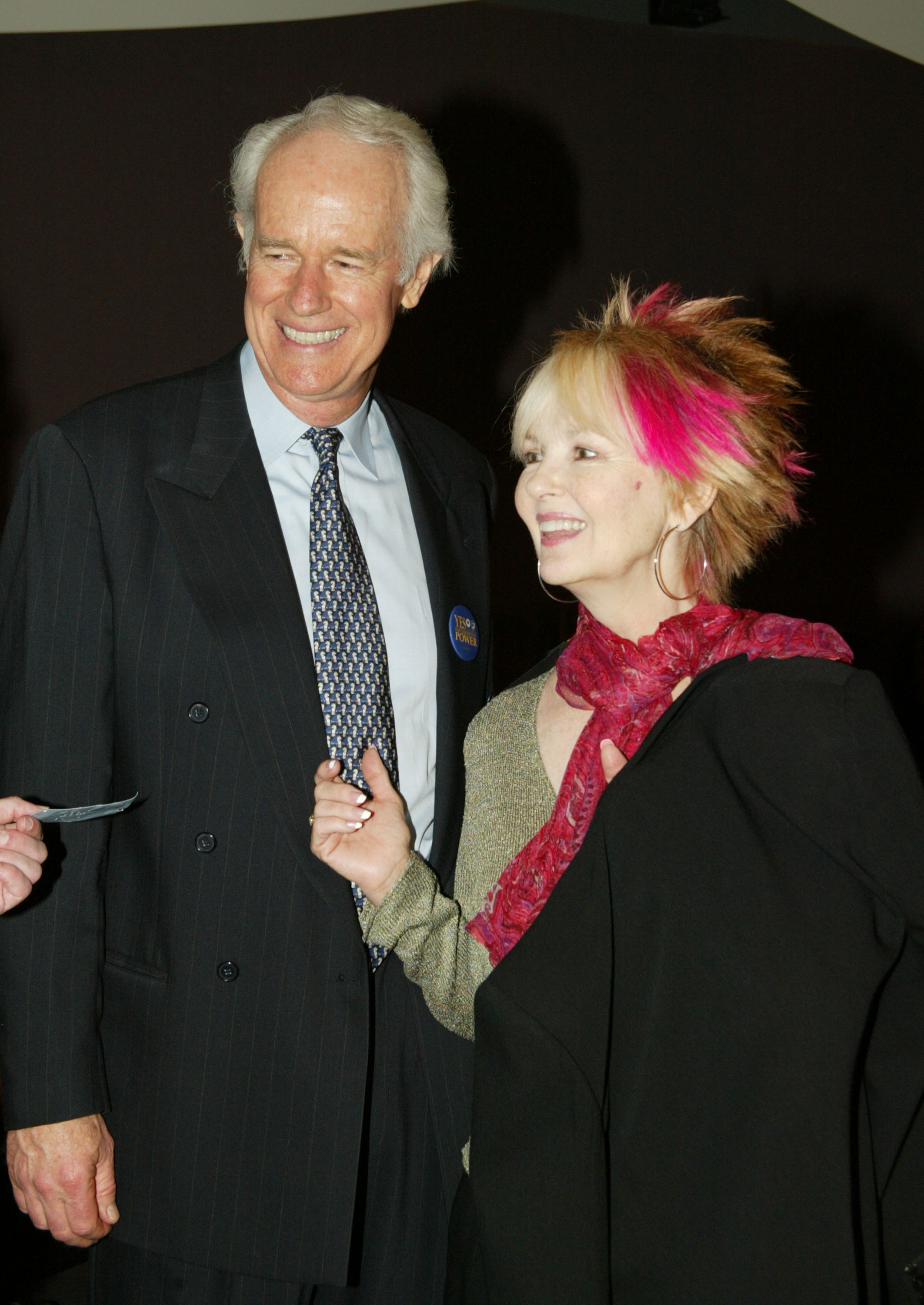 Mike Farrell et Shelley Fabares lors d'une conférence de presse SAG/AFTRA le 12 juin 2003 à Los Angeles, Californie | Source : Getty Images