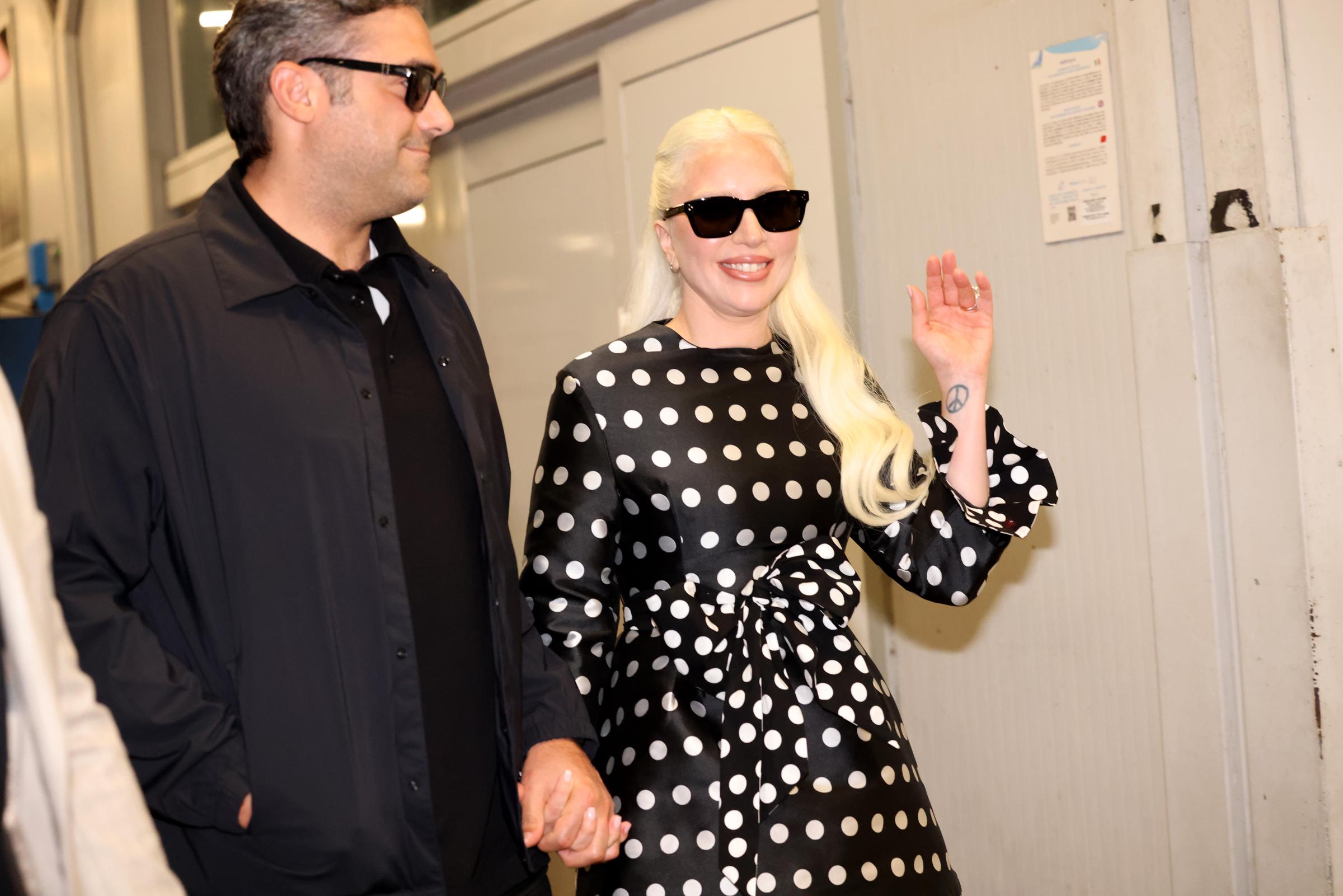 Michael Polansky et Lady Gaga arrivant à l'aéroport de Venise lors du 81e Festival international du film de Venise, à Venise, en Italie, le 2 septembre 2024 | Source : Getty Images