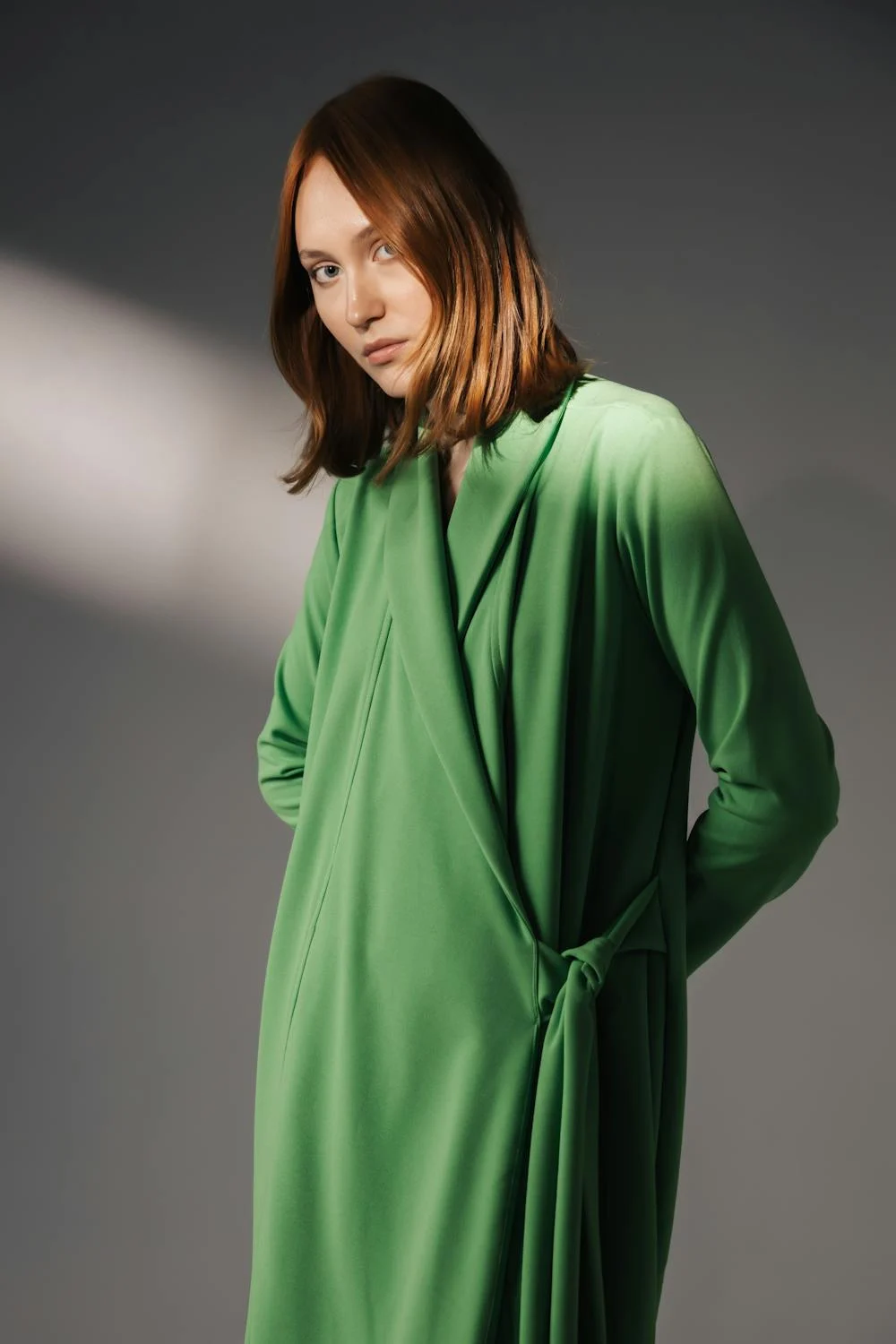 Une femme vêtue d'une simple robe verte | Source : Pexels