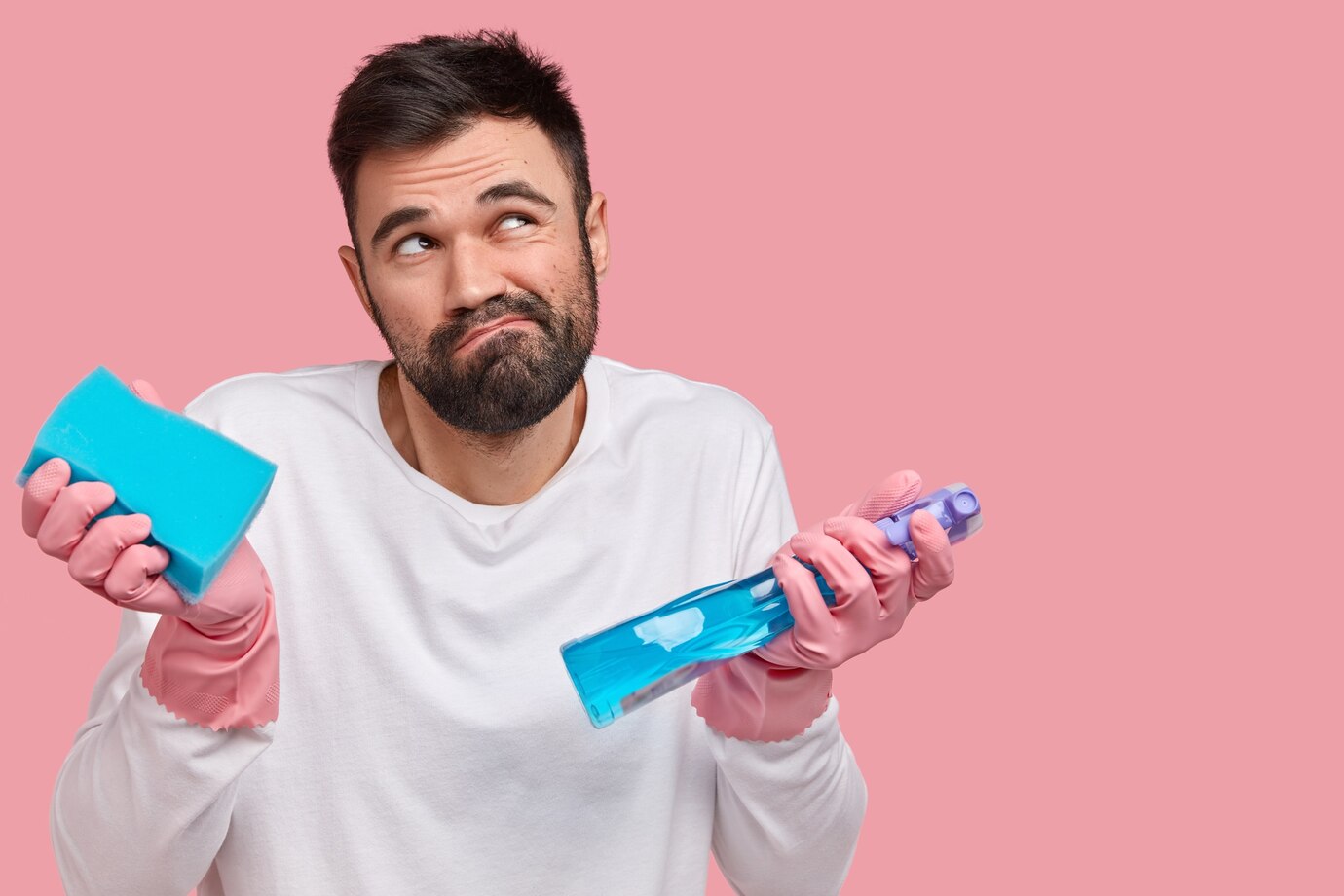 Un homme désemparé avec des produits de nettoyage | Source : Freepik