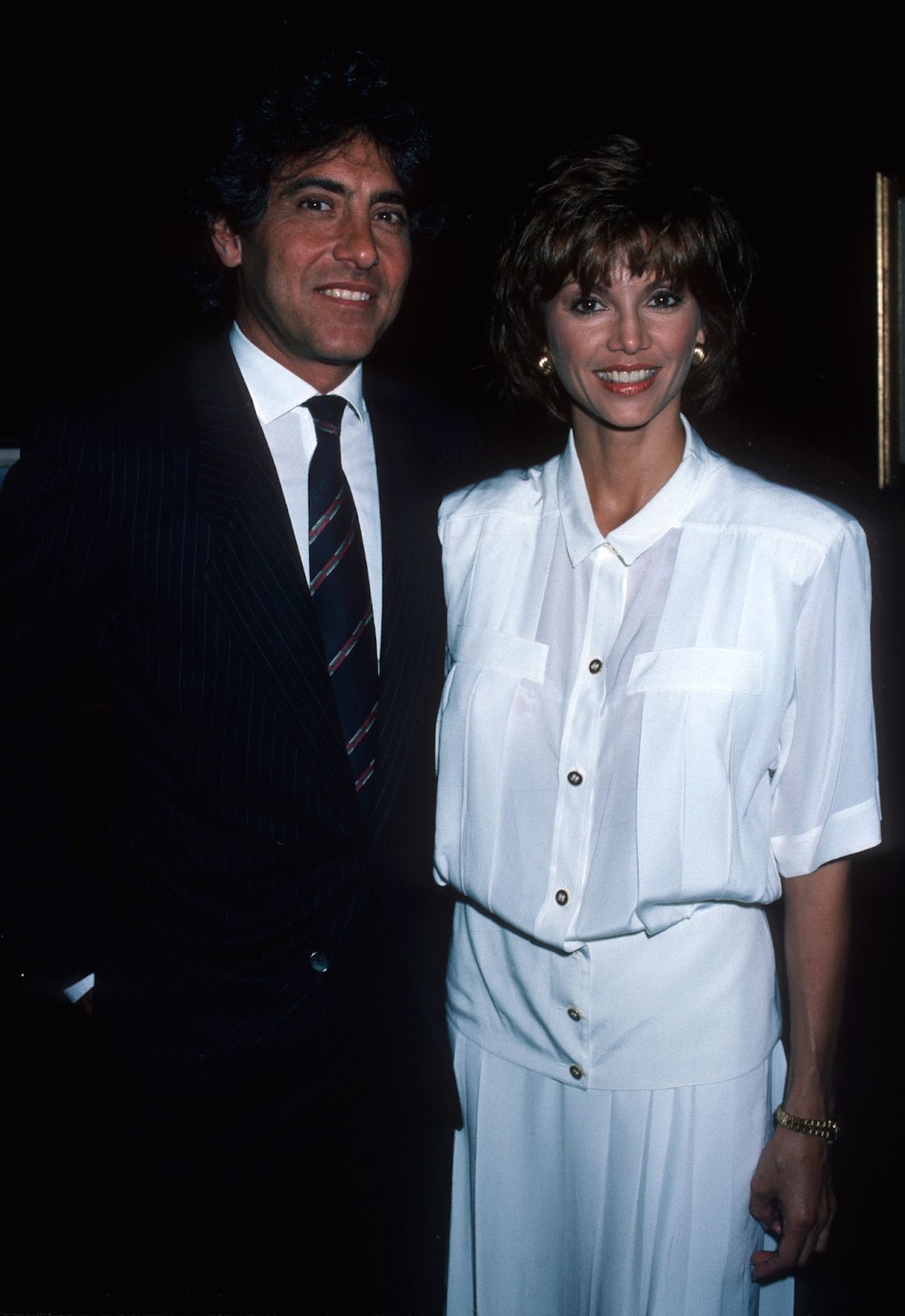 Harry Glassman et Victoria Principal à l'exposition des galeries Peterson, le 16 mai 1984, à Hollywood, en Californie. | Source : Getty Images