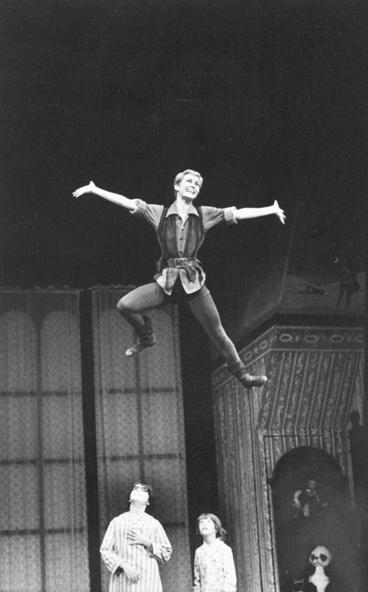 Sandy Duncan traversant la scène, sous le regard d'Alex Winter et de Jonathan Ward, lors d'une représentation de « Peter Pan » à Broadway en 1979 | Source : Getty Images