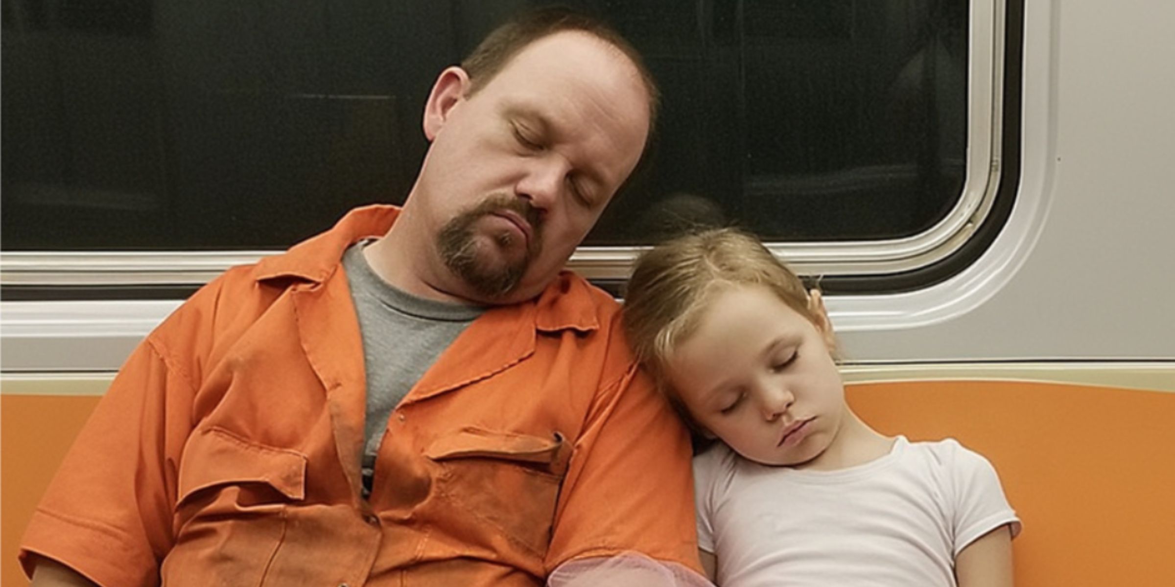 Un papa et sa fille endormis dans le métro | Source : AmoMama