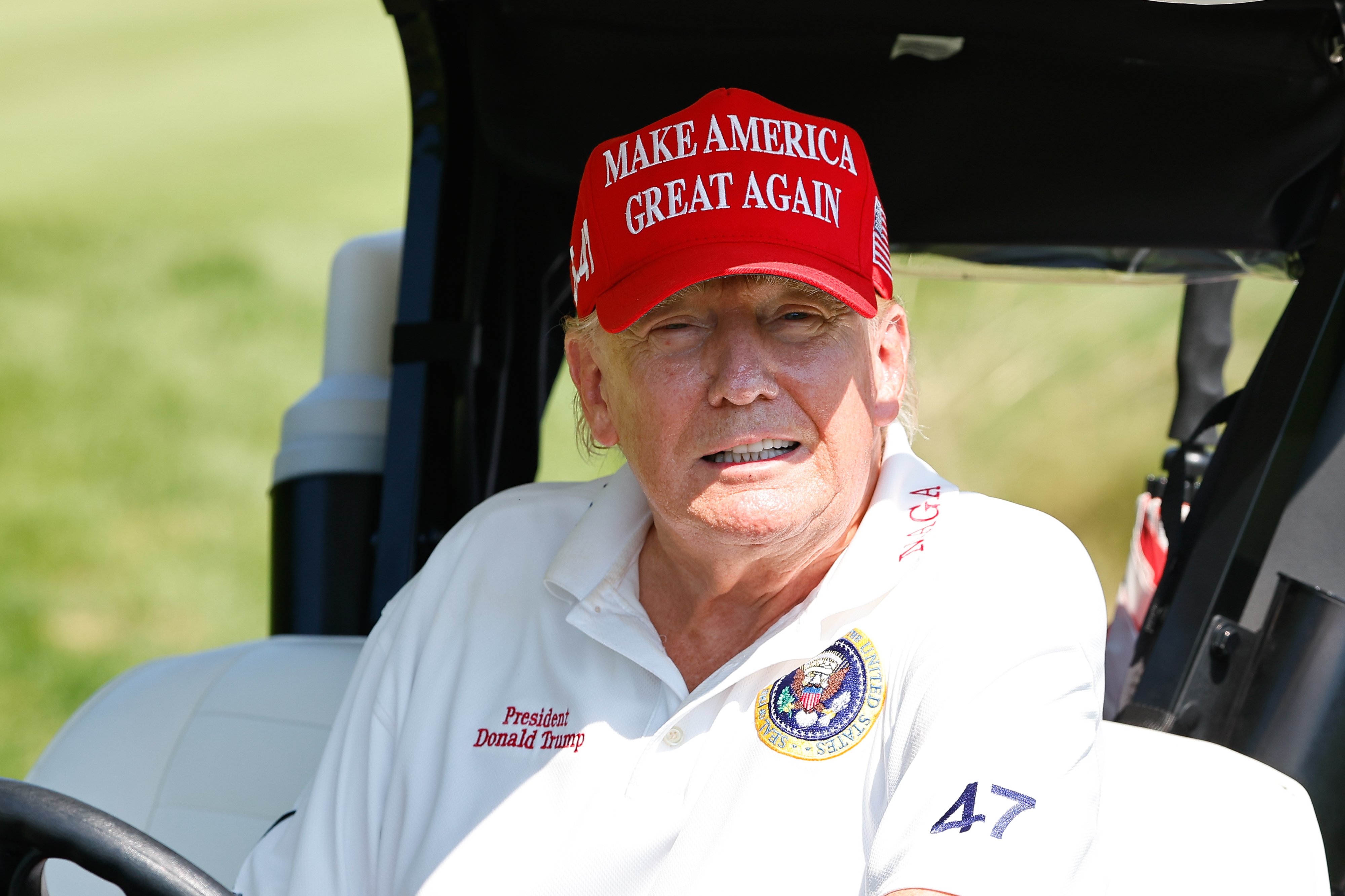 Le président Donald Trump s'éloigne du 15e tee pendant le tour d'entraînement au Trump National Golf Club, le 9 août 2023, à Bedminster, dans le New Jersey | Source : Getty Images