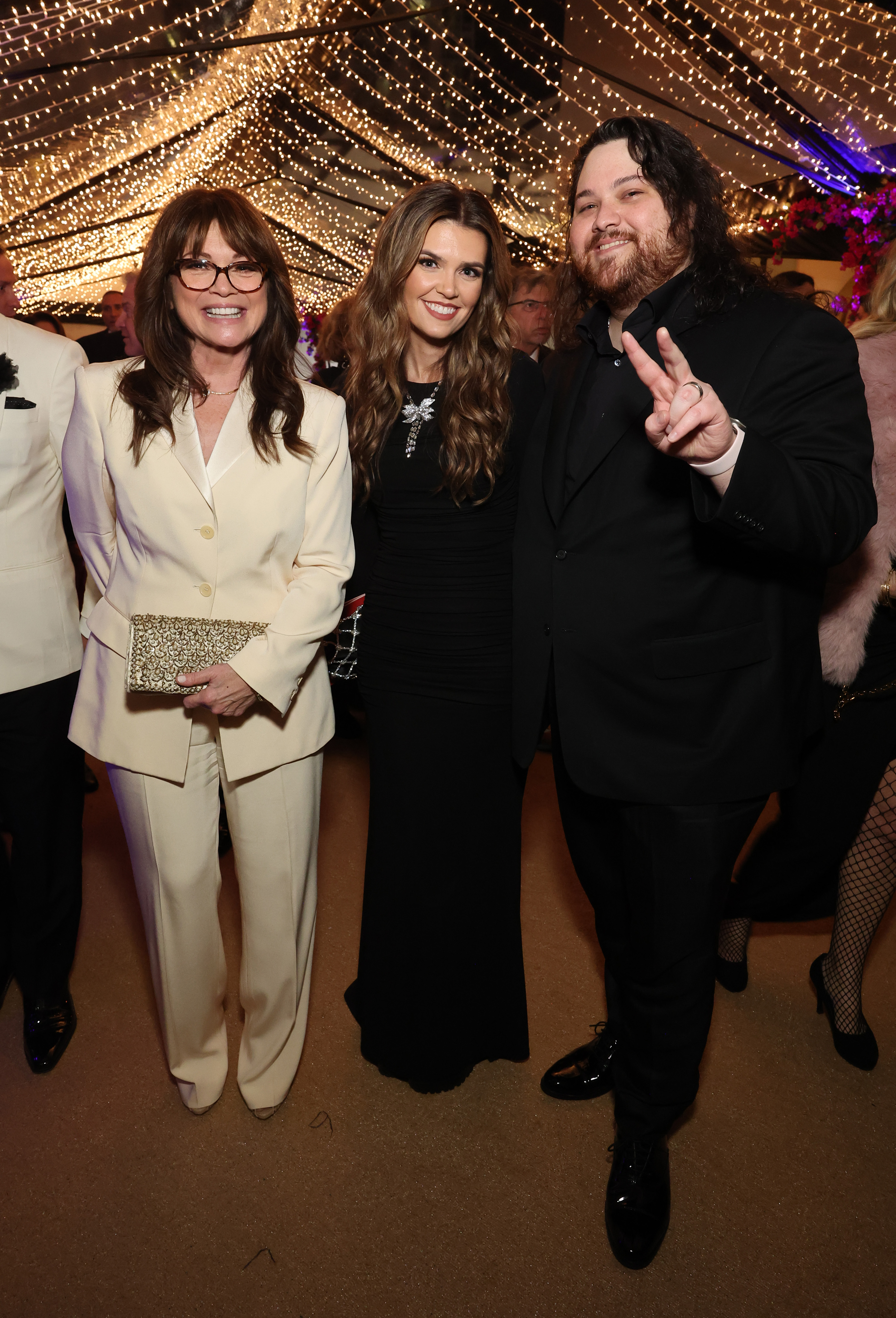 Valerie Bertinelli, Wolfgang Van Halen et Andraia Allsop lors de la 96e cérémonie annuelle des Oscars qui se tient à l'Ovation Hollywood le 10 mars 2024, à Los Angeles, en Californie. | Source : Getty Images