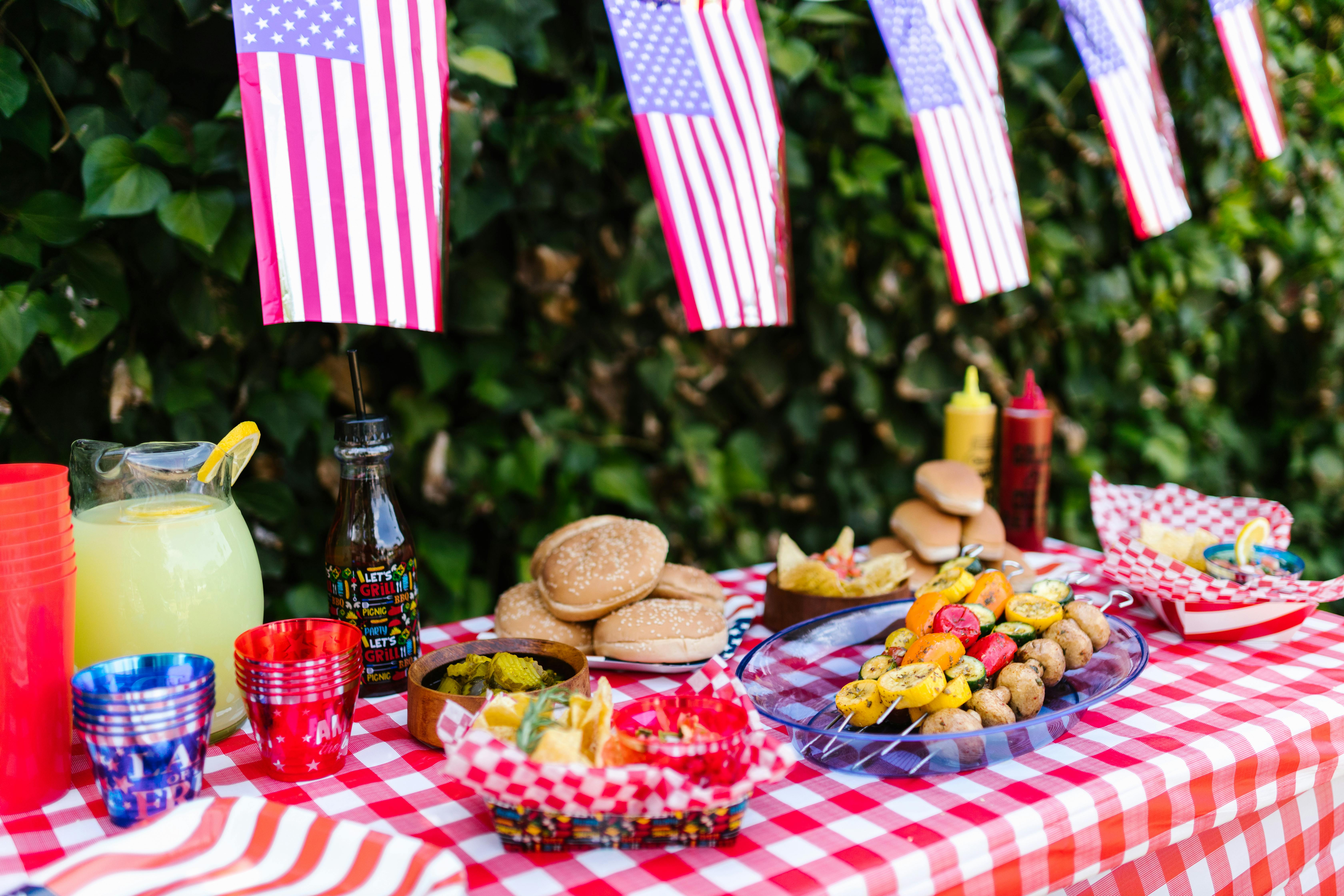 Une table de fête avec une variété de nourriture | Source : Pexels