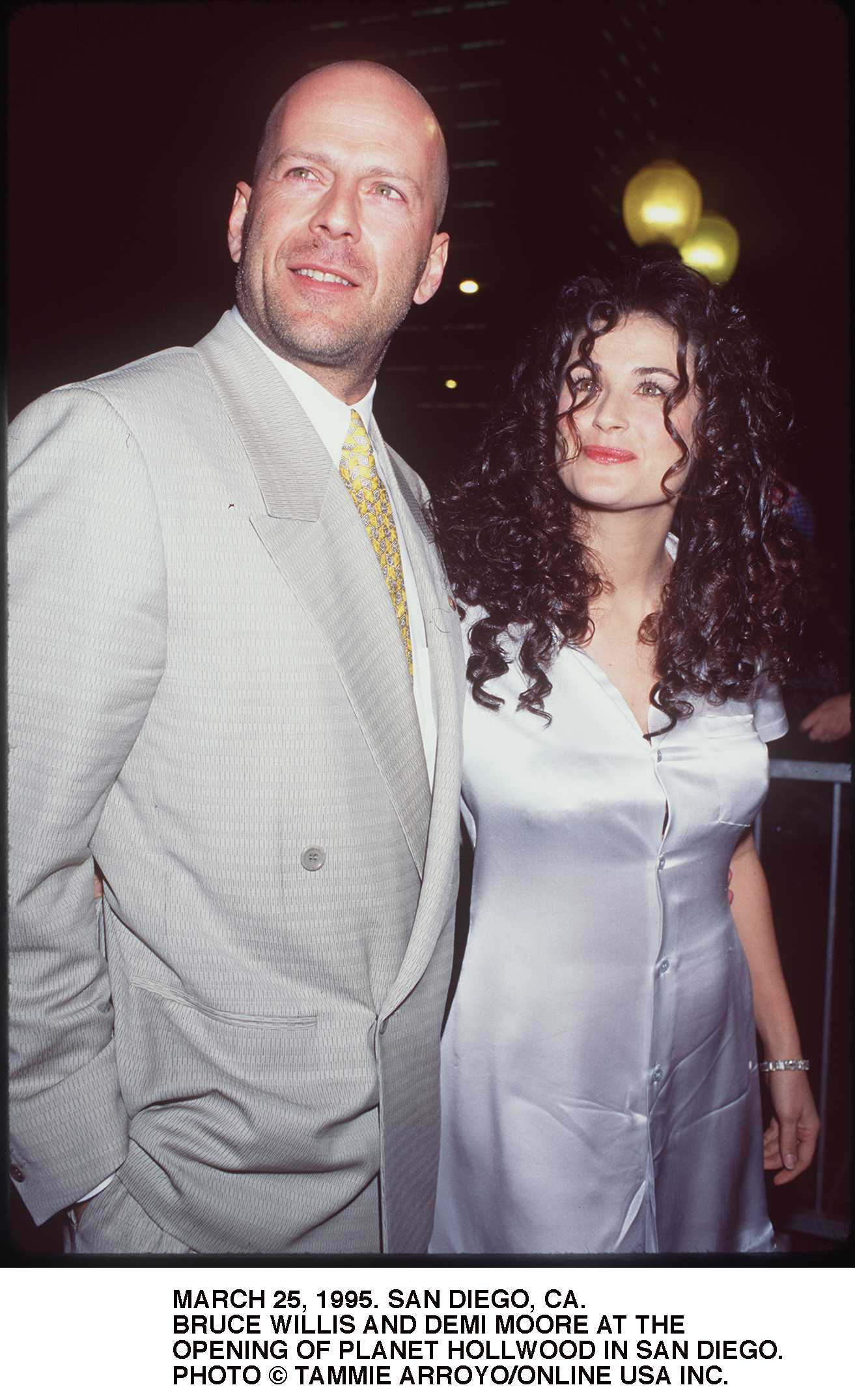 Les acteurs Bruce Willis et sa femme Demi Moore lors de l'ouverture du Planet Hollywood le 25 mars 1995 à San Diego, Californie ┃ Source : Getty Images
