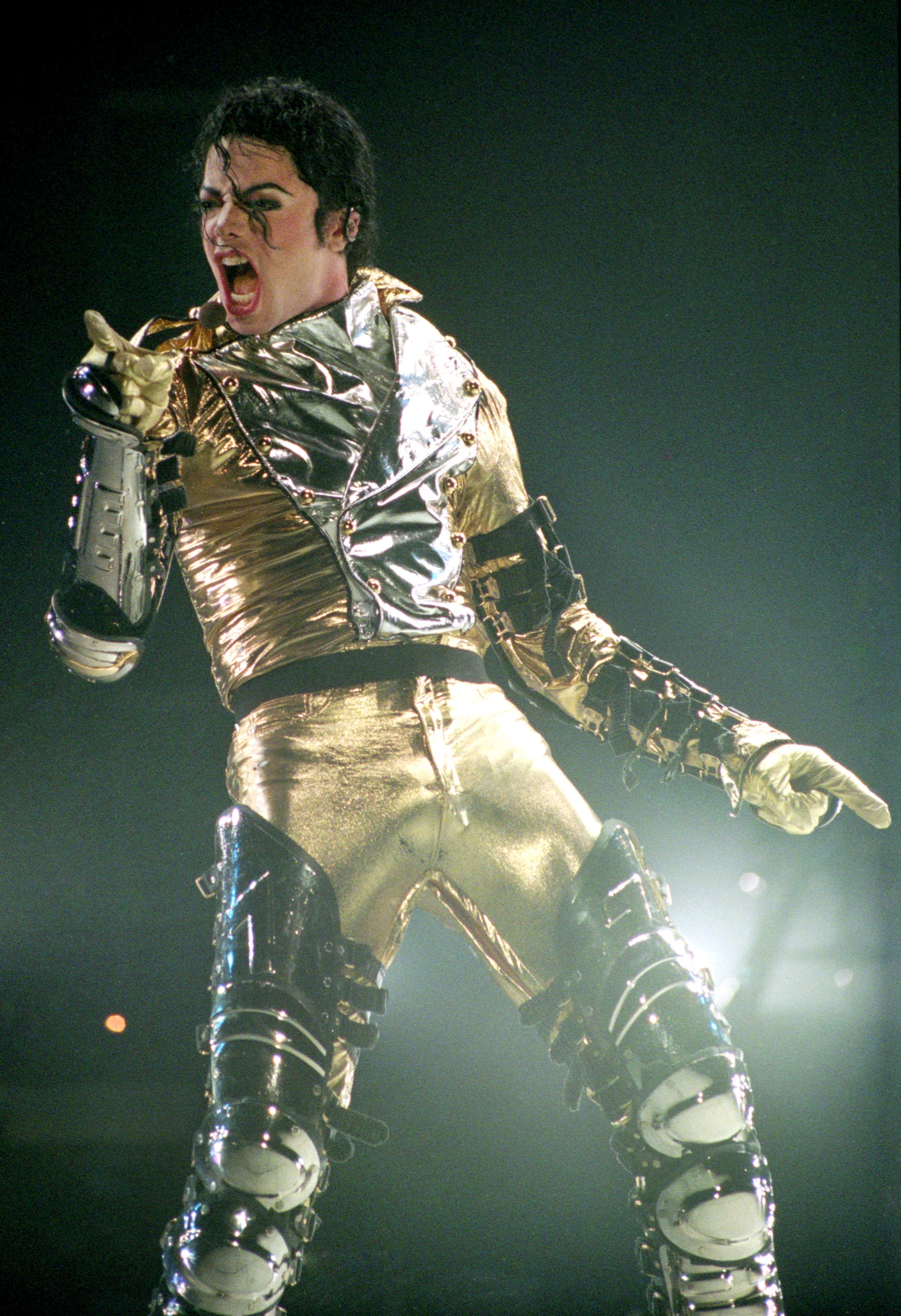 Michael Jackson se produit sur scène lors du concert de la tournée mondiale "HIStory" le 10 novembre 1996 à Auckland, en Nouvelle-Zélande. | Source : Getty Images.