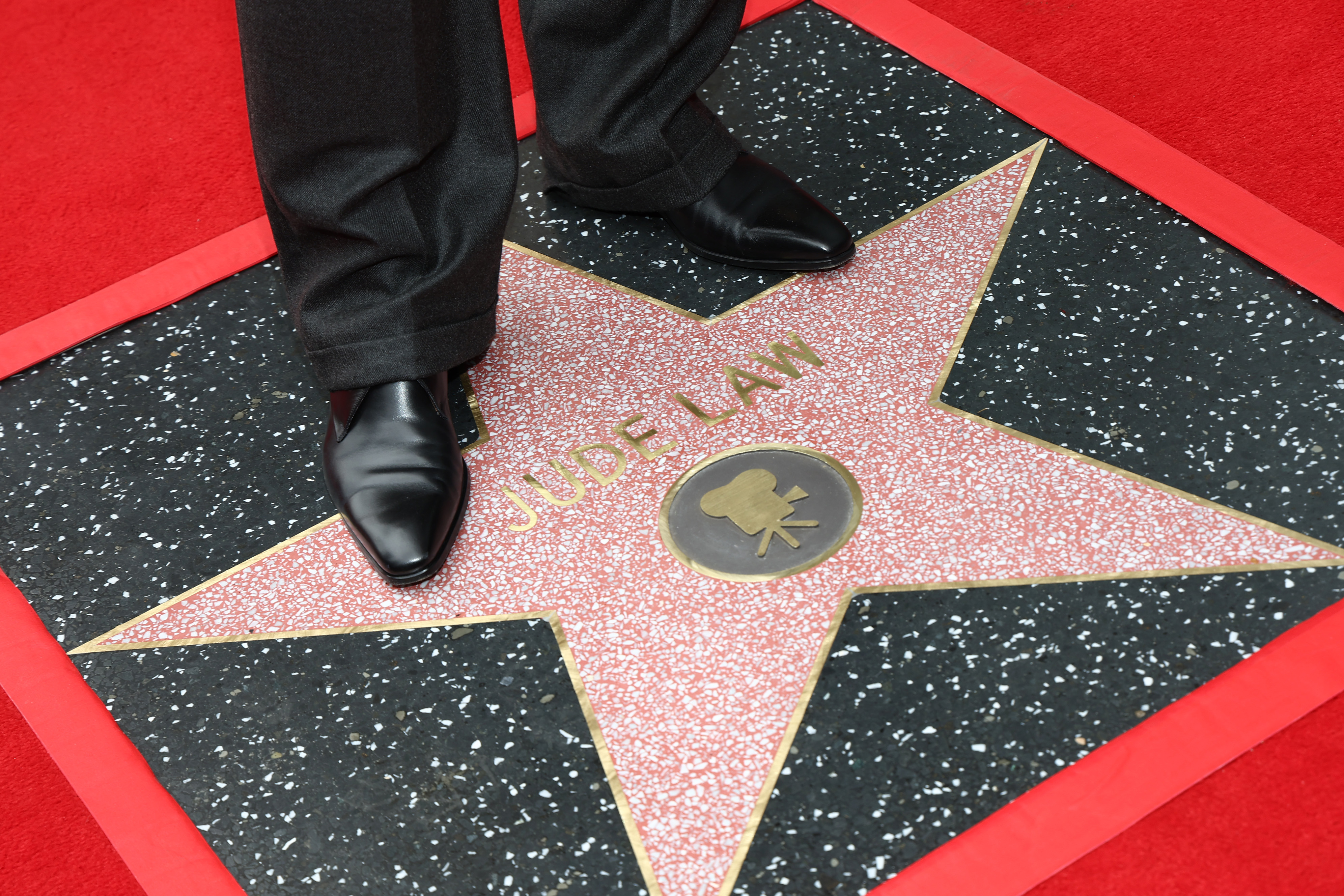 Jude Law, détail de l'étoile, assiste à la cérémonie de remise de son étoile du Hollywood Walk of Fame le 12 décembre 2024 | Source : Getty Images