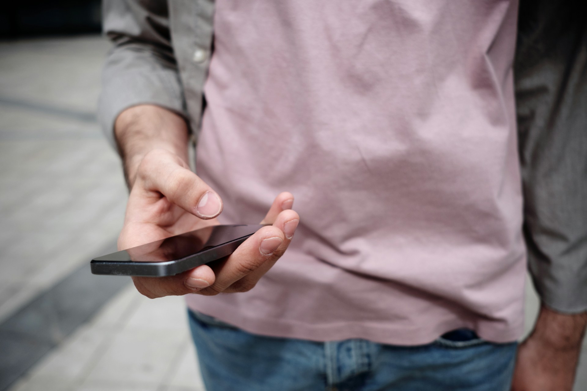 Un homme qui regarde son téléphone | Source : Unsplash