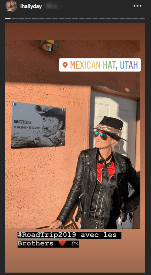 Laeticia Hallyday devant la plaque commémorative de Johnny Hallyday | Source : Instagram/lhallyday