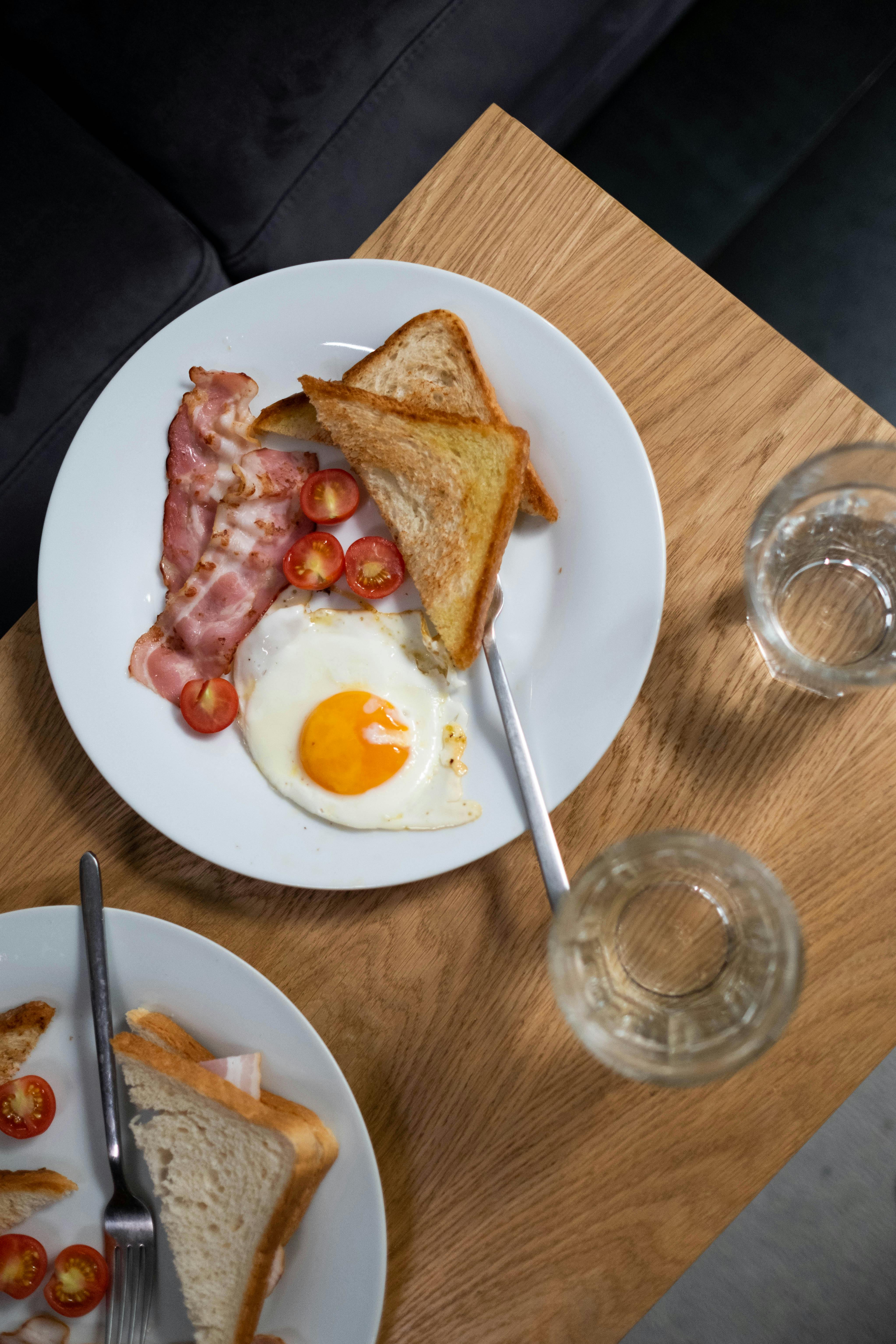 Assiettes de petit-déjeuner sur une table | Source : Pexels
