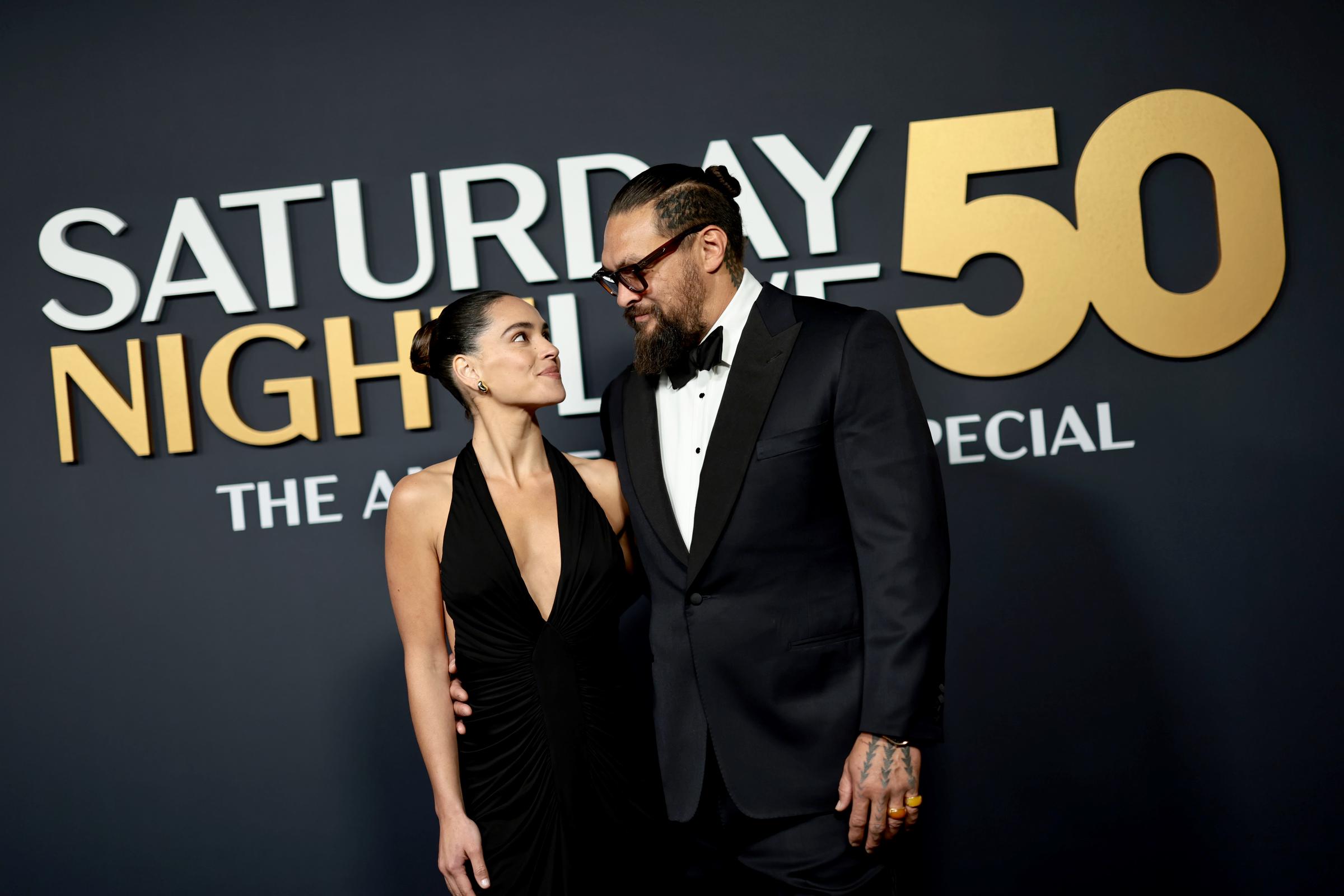 Adria Arjona et Jason Momoa au "SNL50 : The Anniversary Special" à New York City le 16 février 2025. | Source : Getty Images