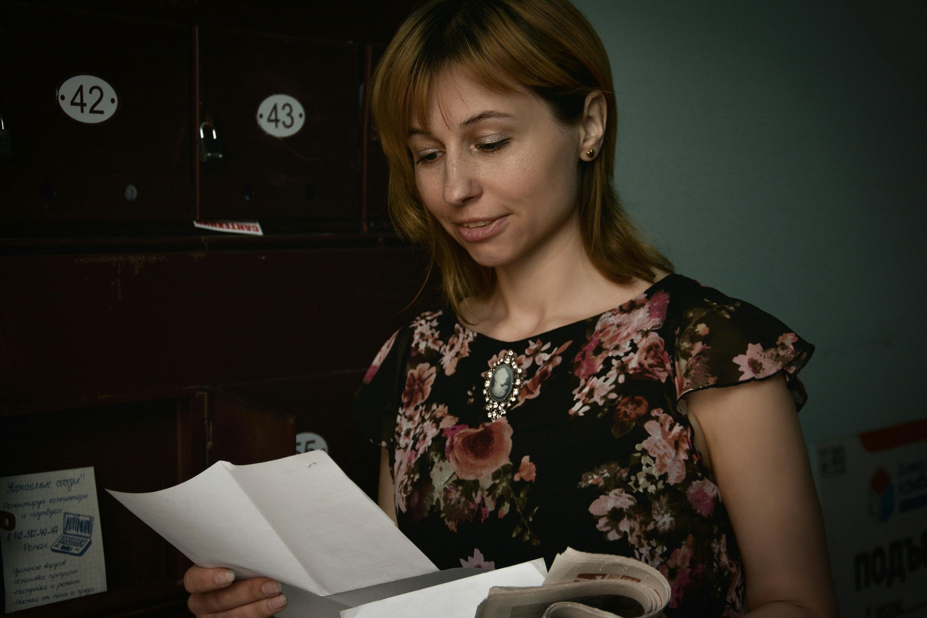 Une femme debout et lisant une lettre | Source : Pexels