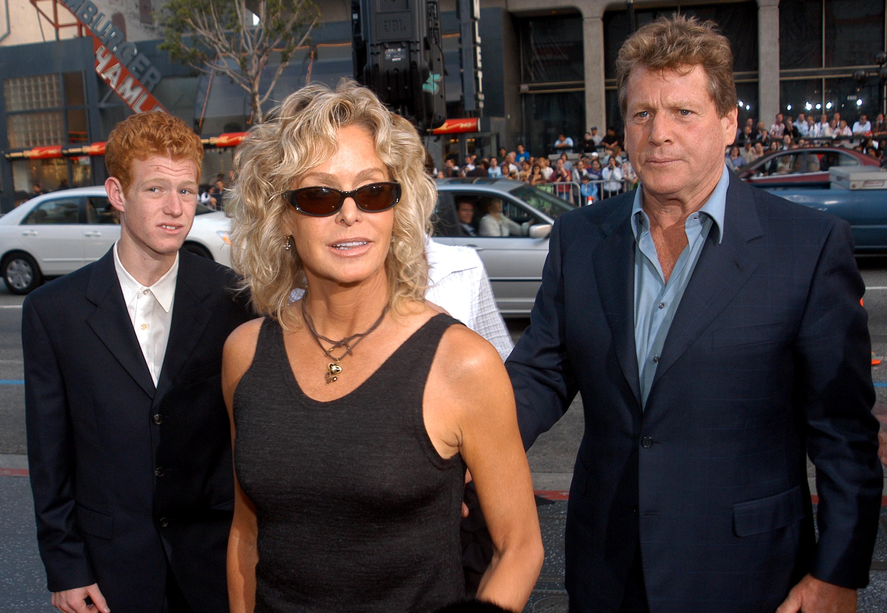 Farrah Fawcett (au centre), son fils Redmond et Ryan O'Neal assistent à la première de "Malibu's Most Wanted" le 10 avril 2003 à Los Angeles, Californie ┃Source : Getty Images