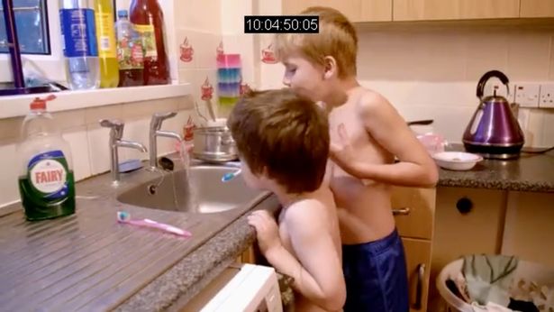 Les enfants se brossent les dents dans l'évier. l Source: Channel 5