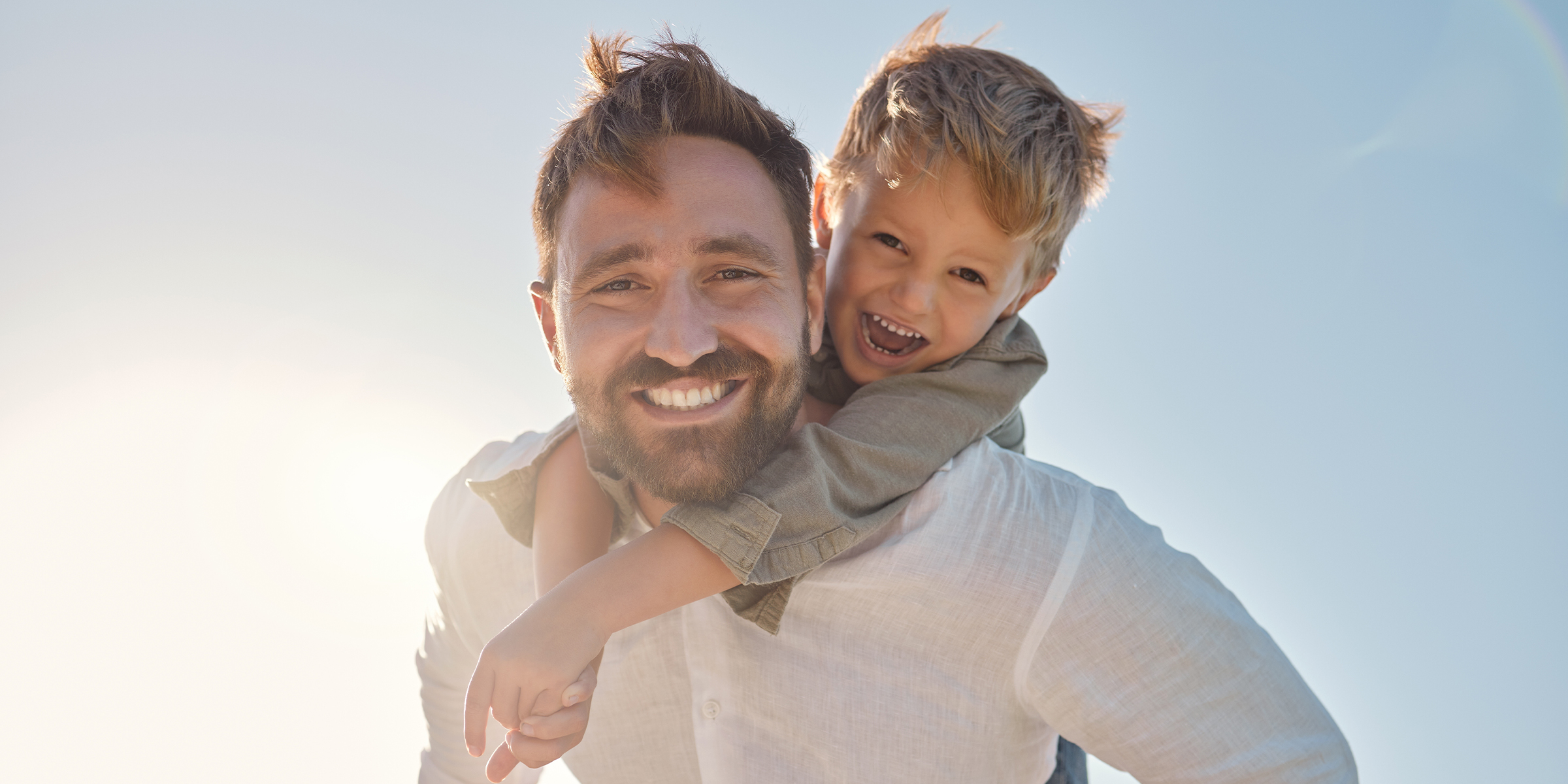 Un garçon et son père | Source : Shutterstock