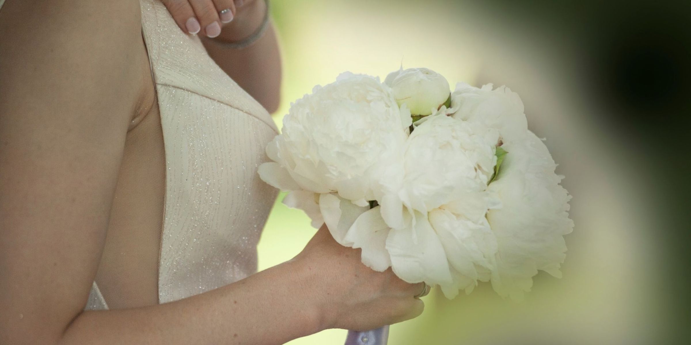 Une mariée tenant un élégant bouquet de fleurs blanches | Source : Pexels