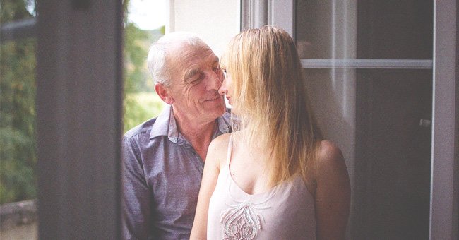 L'homme tient une femme beaucoup plus jeune dans ses bras et la regarde avec amour. | source : Shutterstock
