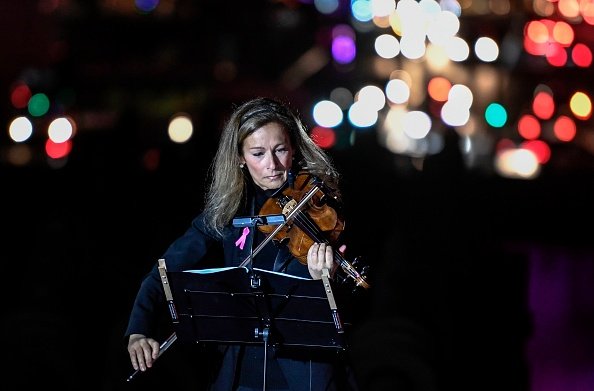 FRANCE-SANTÉ-CANCER DU SEIN La violoniste française Anne Gravoin se produit lors de la cérémonie marquant le début d'"Octobre Rose".|Photo : Getty Images