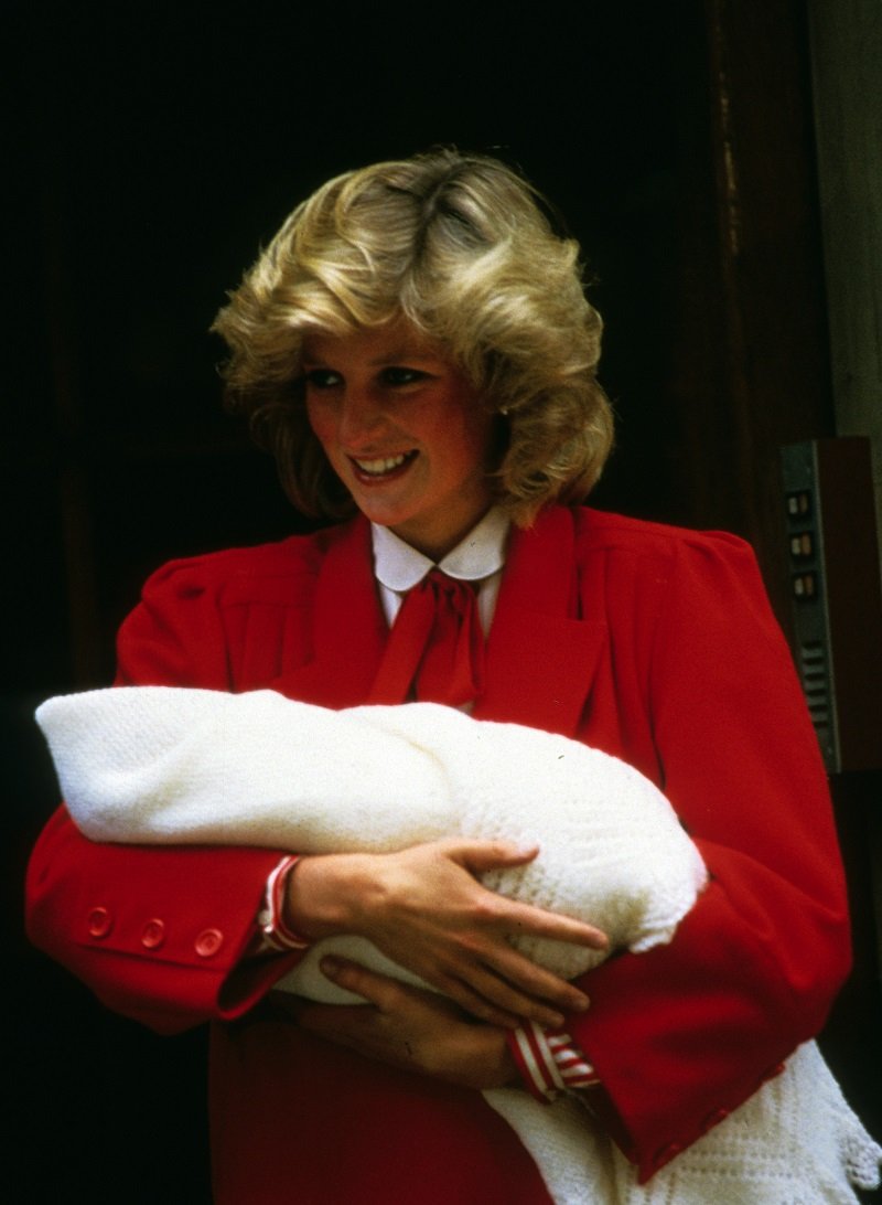 La Princesse Diana portant le Prince Harry en septembre 1984 à Londres, Angleterre | Photo : Getty Images    