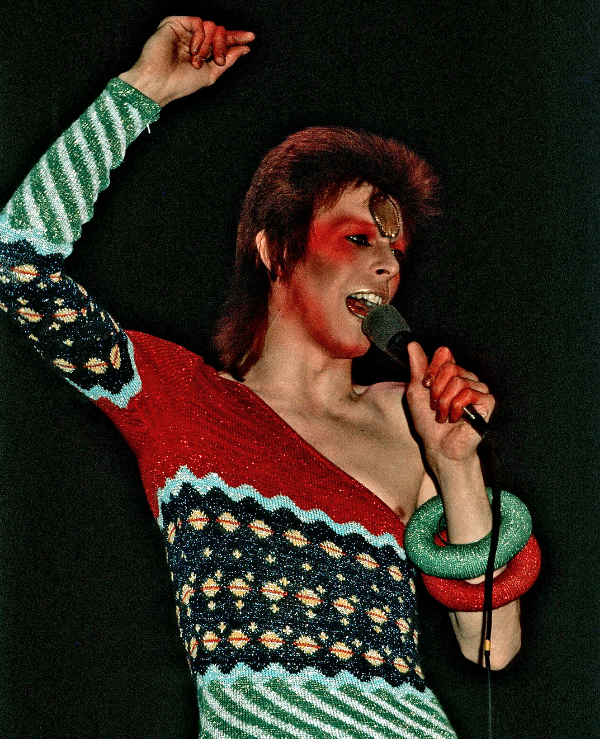 David Bowie se produit lors de la tournée Ziggy Stardust le 12 mai 1973 | Source : Getty Images