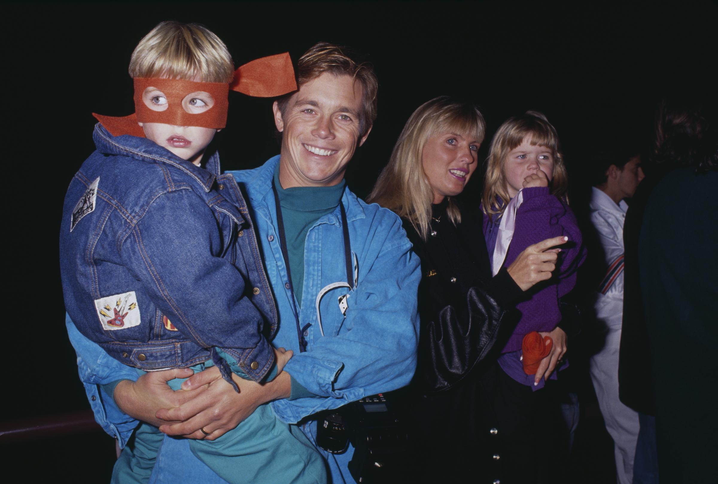 Christopher Atkins et Lyn Barron avec leurs enfants lors du Teenage Mutant Ninja Turtle's "Coming Out of Their Shells" Rock &amp; Roll Tour le 21 novembre 1990 à Universal City, Californie. | Source : Getty Images