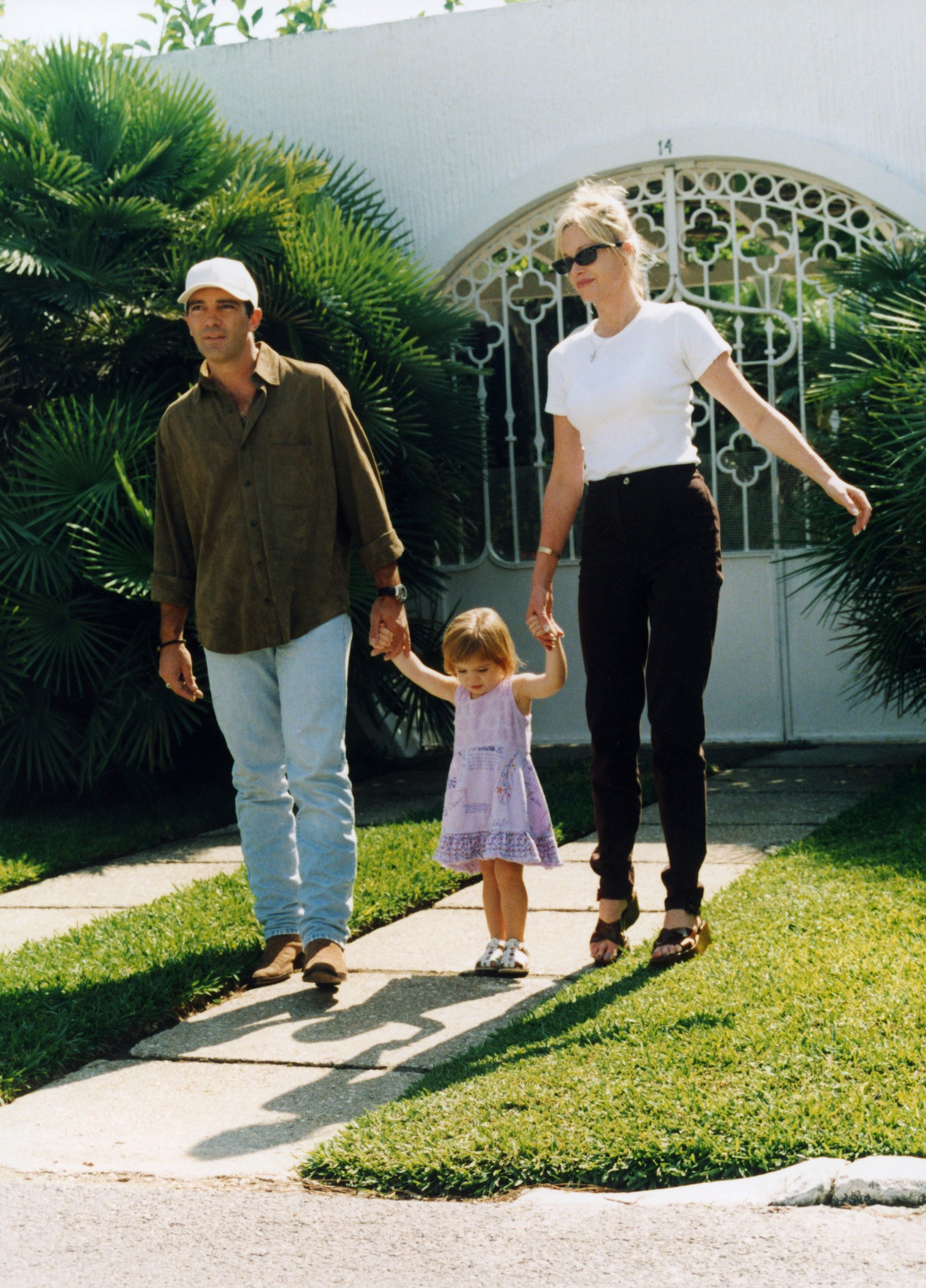 Antonio Banderas, Melanie Griffith et leur fille Stella photographiés en 1998 | Source : Getty Images