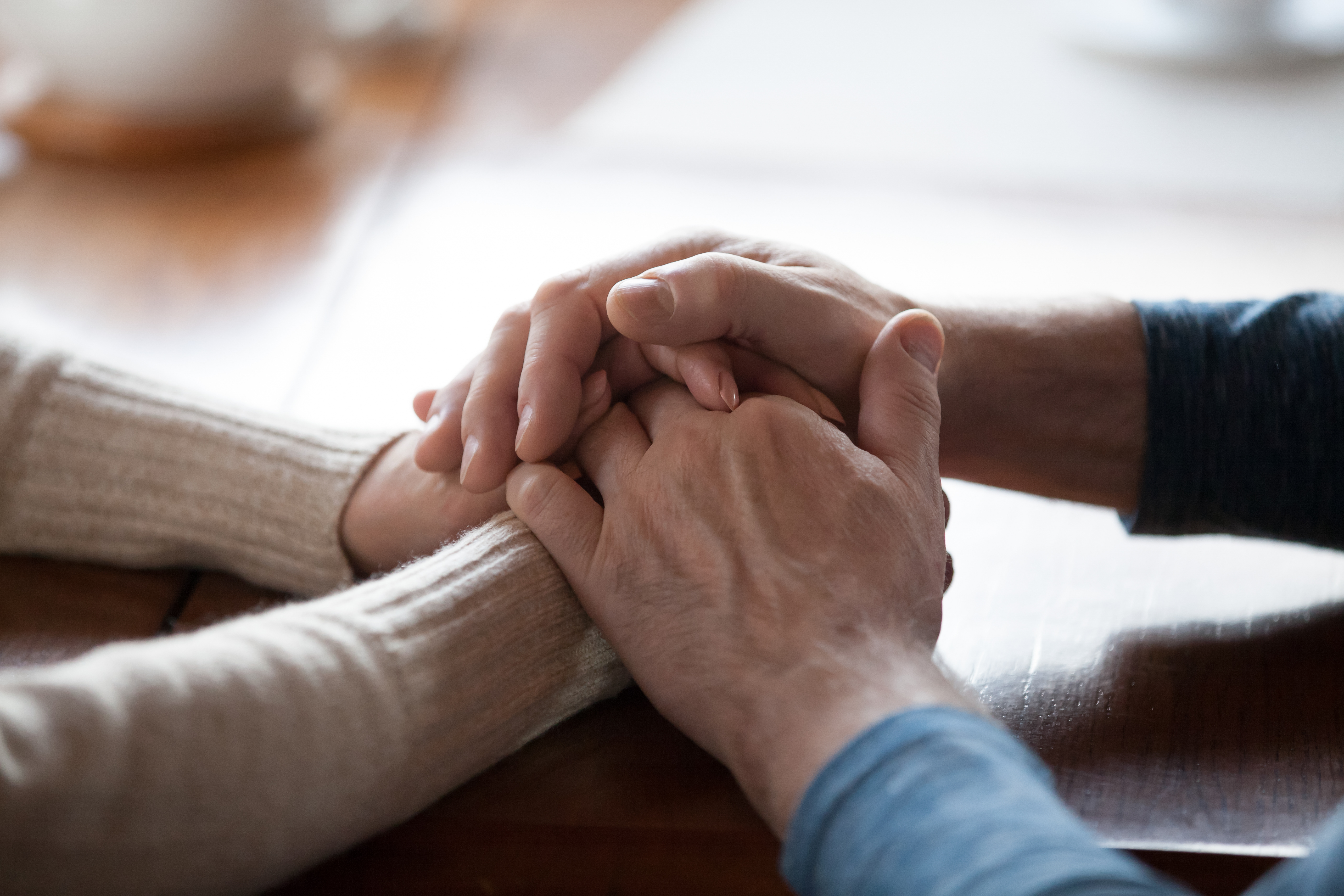 Couple se tenant la main en signe de soutien | Source : Shutterstock