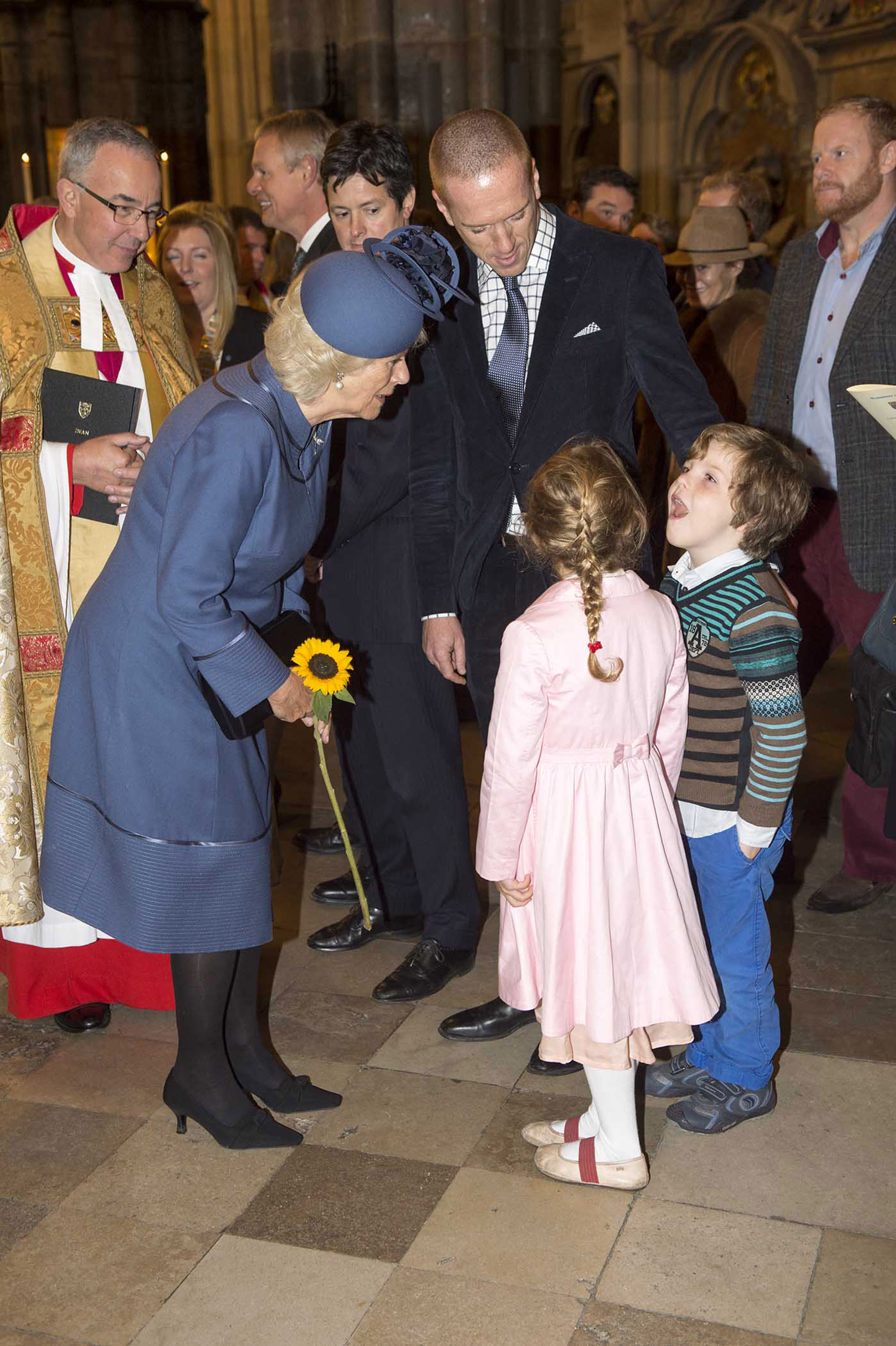 Camilla, reine consort, rencontre l'acteur Damien Lewis et ses enfants Manon et Gulliver Lewis lors du festival des récoltes de la British Food Fortnight, le 16 octobre 2013, à Londres, en Angleterre. | Le 16 octobre 2013, à Londres, en Angleterre : Getty Images