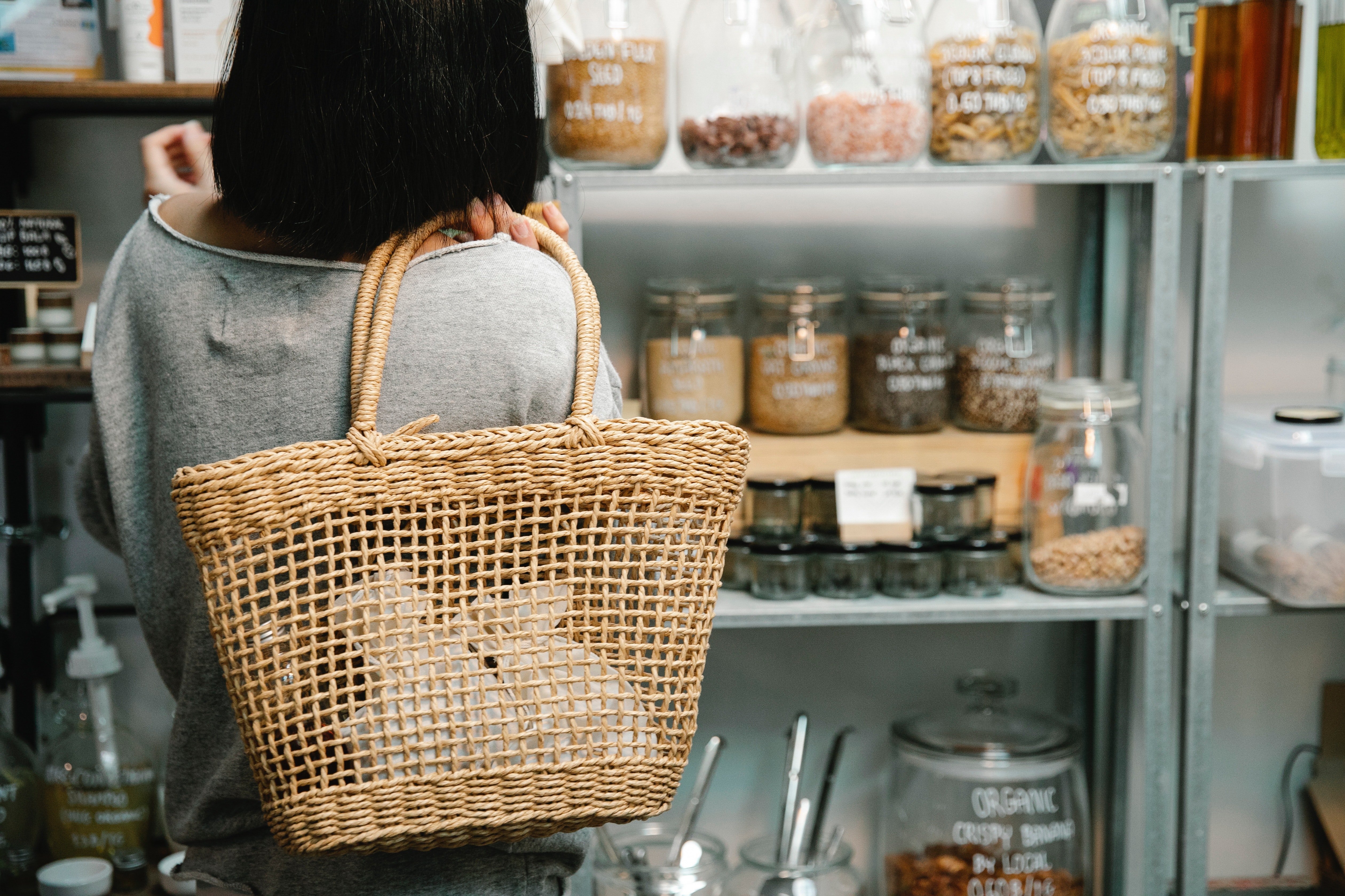 Un adolescent erre dans les rayons d'un magasin Walmart | Photo : Pexels