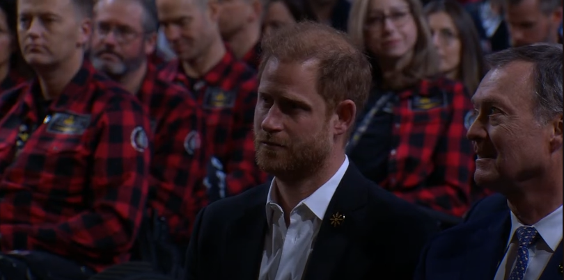 Le prince Harry pendant le discours de Justin Trudeau lors de la cérémonie de clôture des Invictus Games Vancouver Whistler 2025, le 16 février 2025, à Vancouver, Canada | Source : Youtube/Invictus Games Foundation