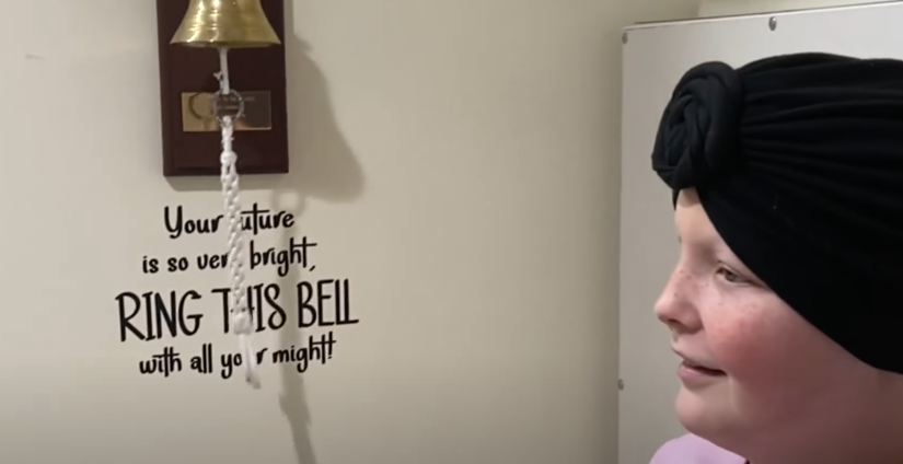 Jerilynn Brown qui fait sonner la cloche de l'hôpital, cela signifie qu'elle a vaincu le cancer, extrait d'un reportage daté du 4 juillet 2025 | Source : Youtube/FOX4 News Kansas City