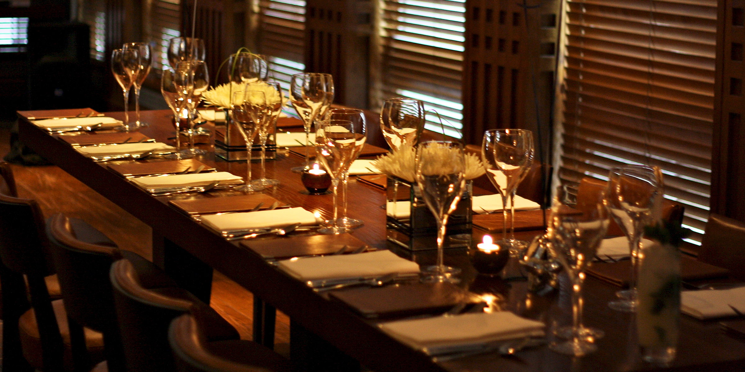 Une table à manger dressée pour un dîner formel | Source : Flickr/jdelta/CC BY 2.0