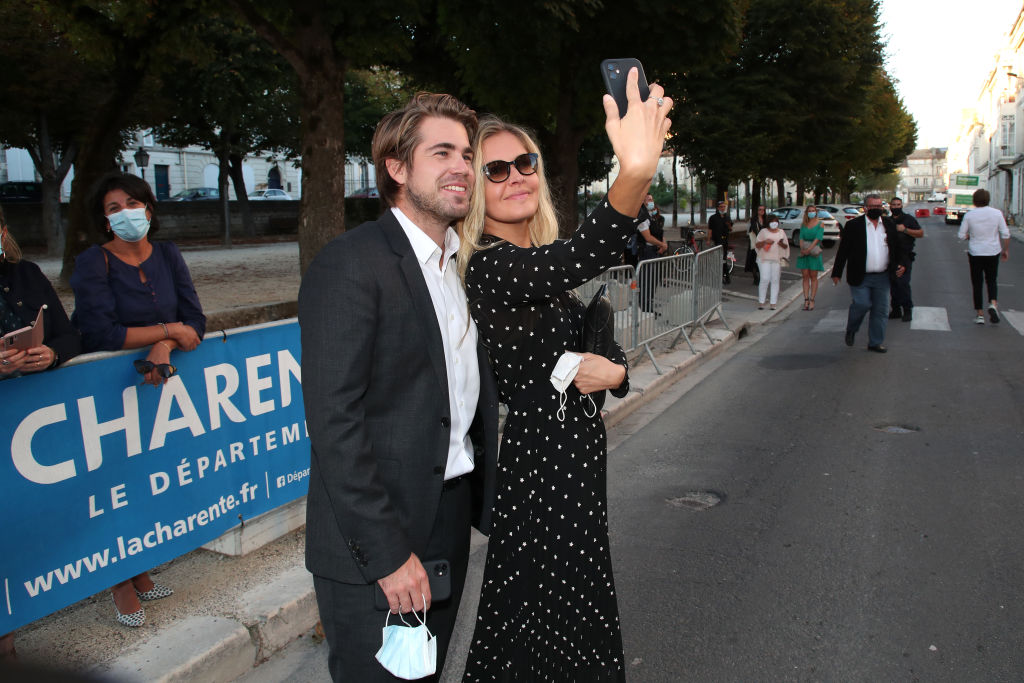Giovanni Castaldi et sa compagne la journaliste Carine Galli au 13e Festival du film francophone d'Angoulême - Jour six- le 02 septembre 2020 à Angoulême, France | Source : Getty Images