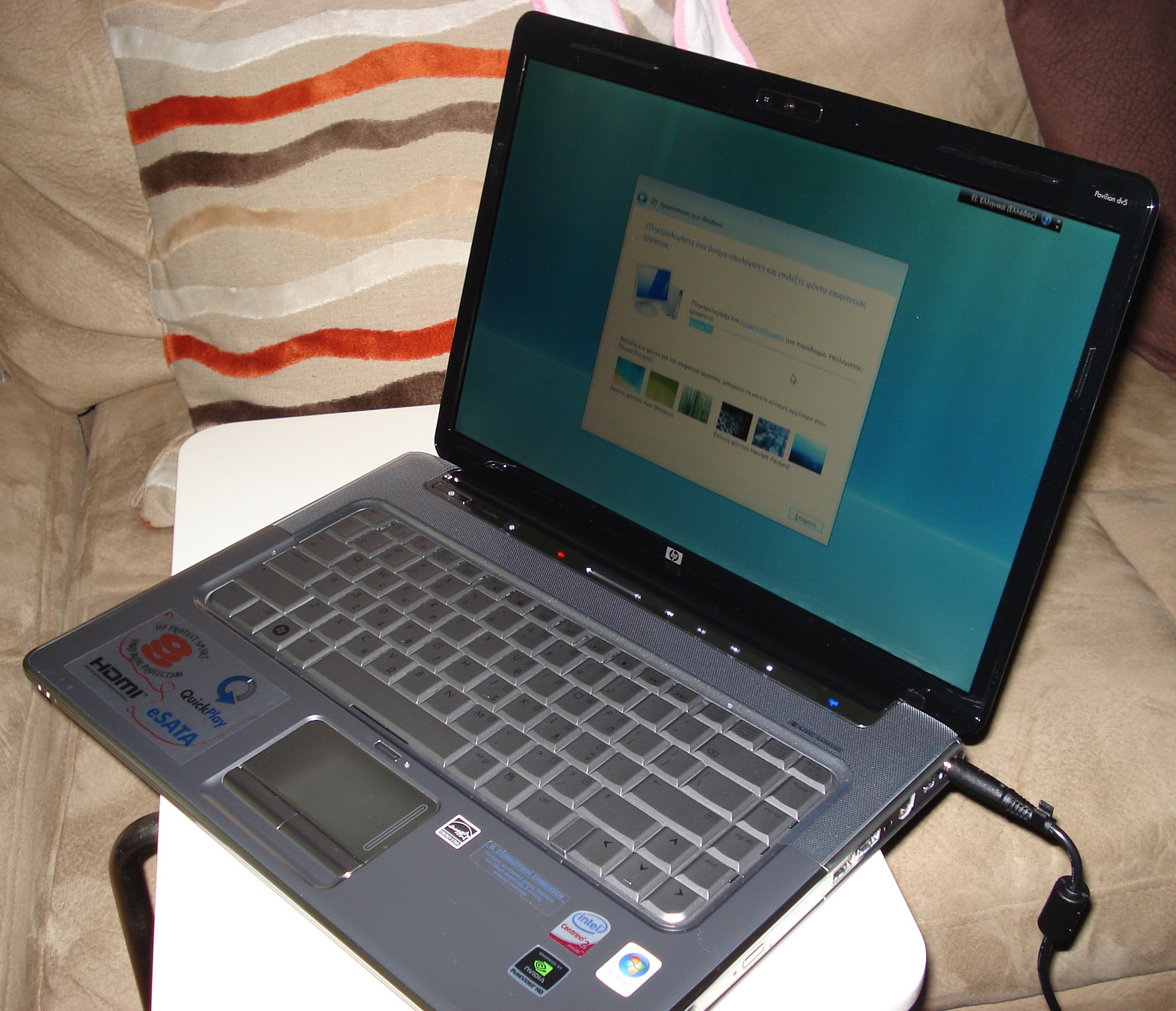 Un ordinateur portable connecté à un chargeur | Source : Flickr