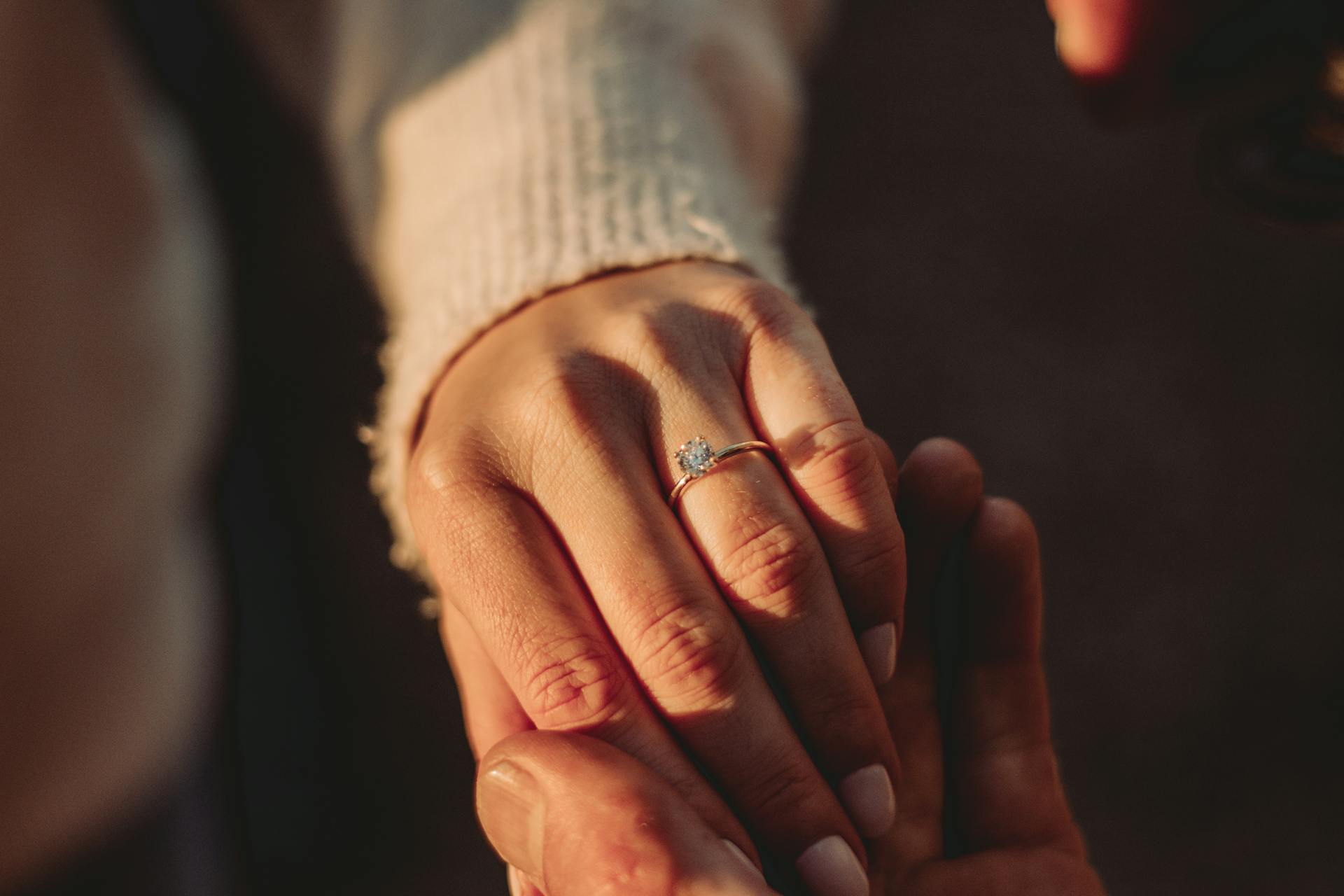 Un homme tenant la main d'une femme | Source : Pexels
