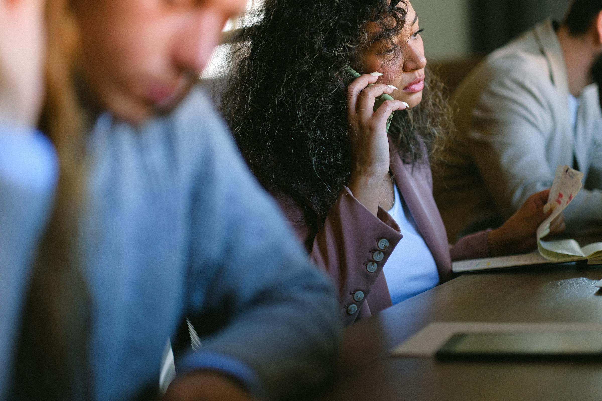 Une femme au travail en train de passer un appel | Source : Pexels