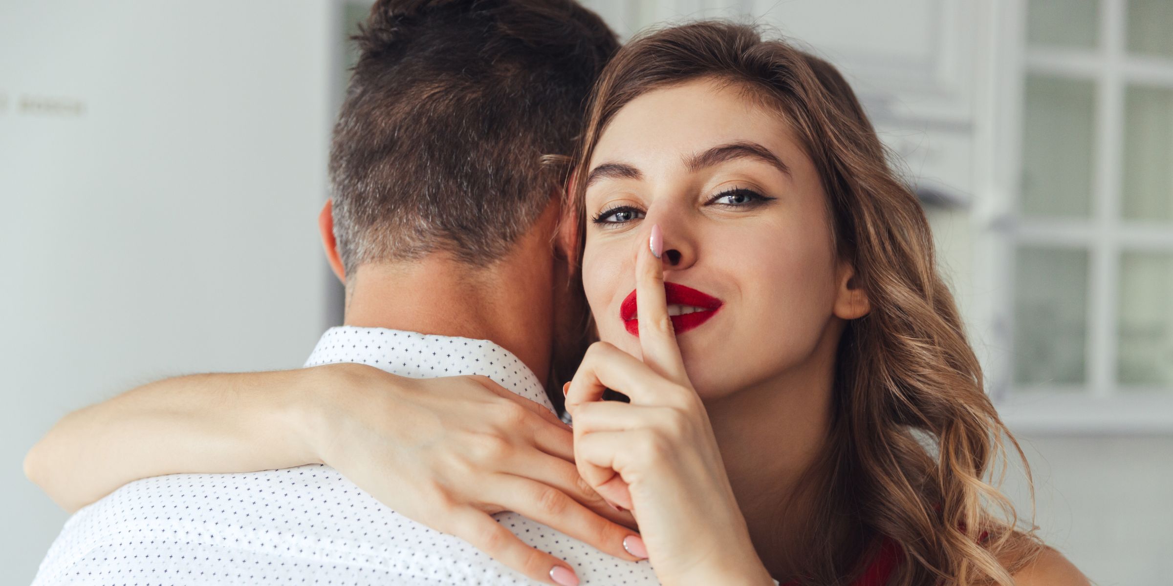 Une femme qui serre un homme dans ses bras | Source : Magnific