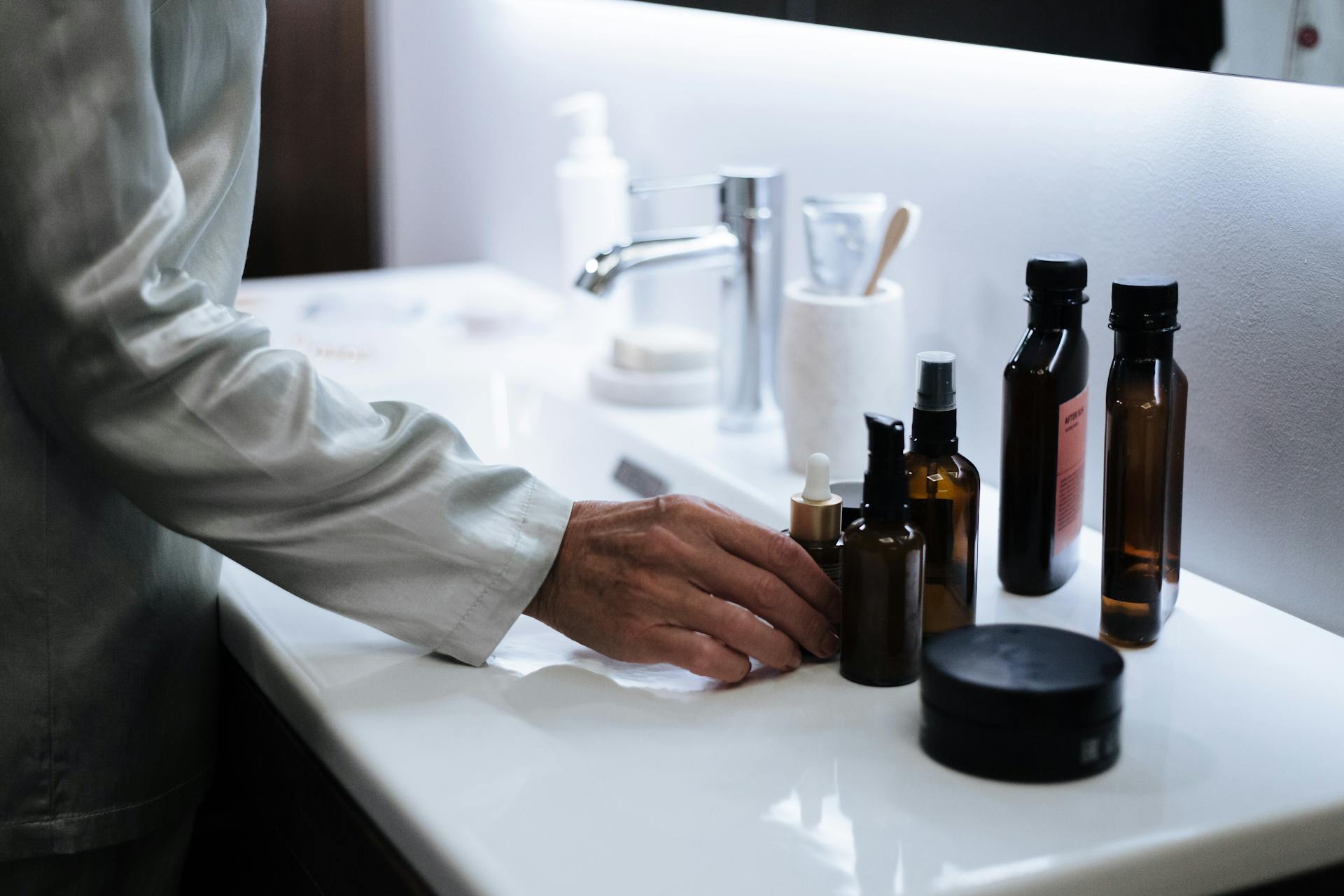 Produits de soin sur l'évier | Source : Pexels
