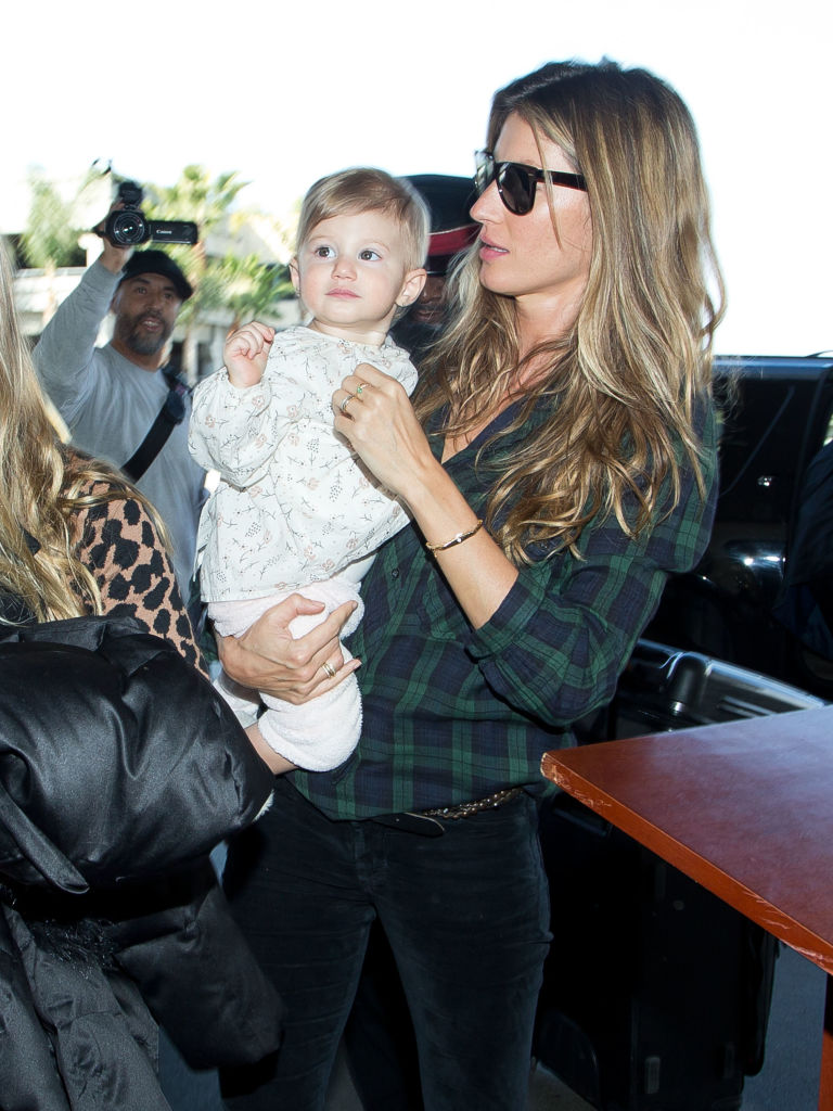 Gisele Bundchen et sa fille Vivian Lake Brady sont vues à l'aéroport LAX le 09 février 2014 à Los Angeles, en Californie. (Photo by GVK/Bauer-Griffin/GC Images)