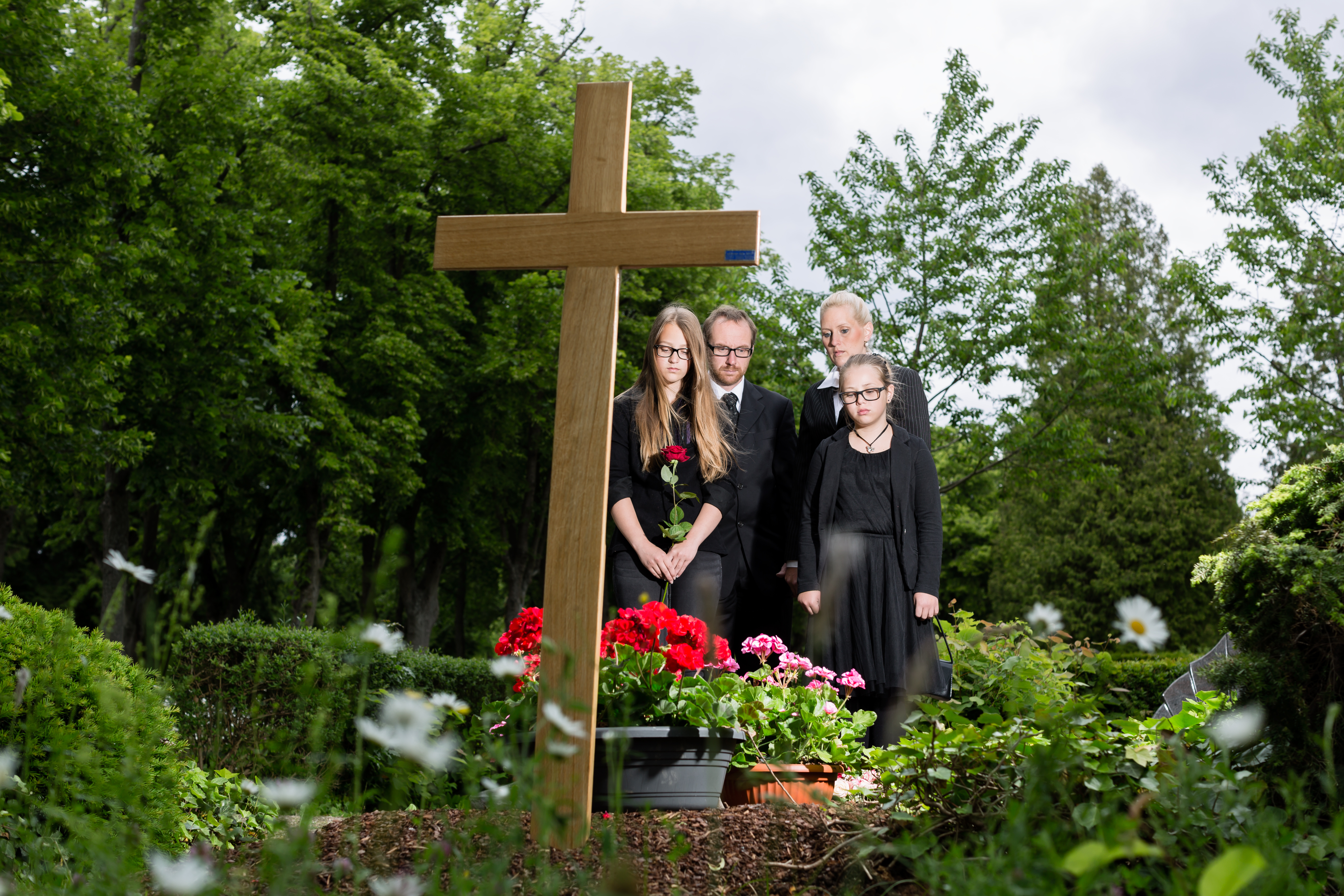 Une famille à un enterrement | Source : Shutterstock