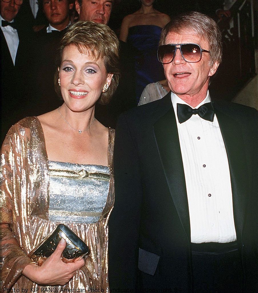 La chanteuse Julie Andrews avec son mari Blake Edwards lors d'un gala de l'Association olympique britannique, le 18 avril 1984.  | Photo : Getty Images