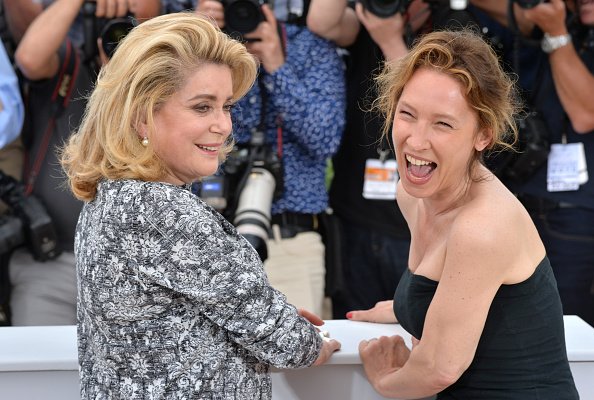 Catherine Deneuve et Emmanuelle Bercot assistent au photocall "La Tete Haute" ("Standing Tall") lors du 68e Festival de Cannes le 13 mai 2015 à Cannes, France. | Photo : Getty Images