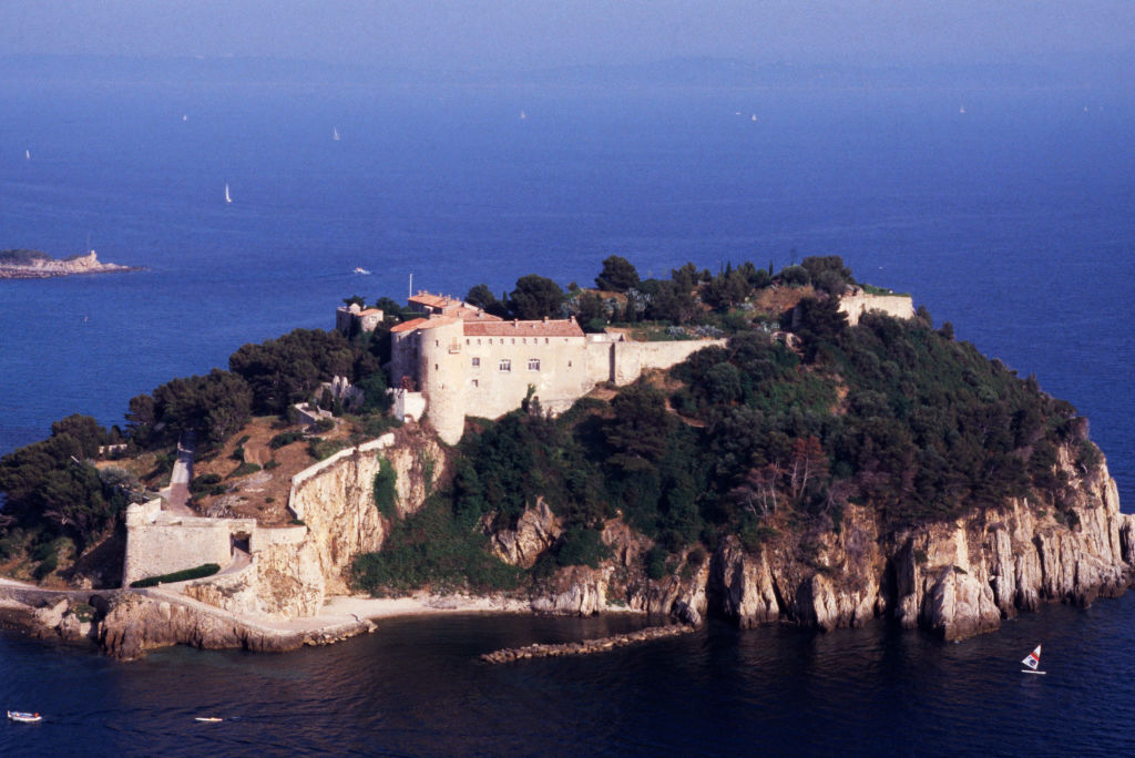 Vue aérienne du Fort de Brégançon en 1985 sur la Côte d'Azur | Source : Getty Images