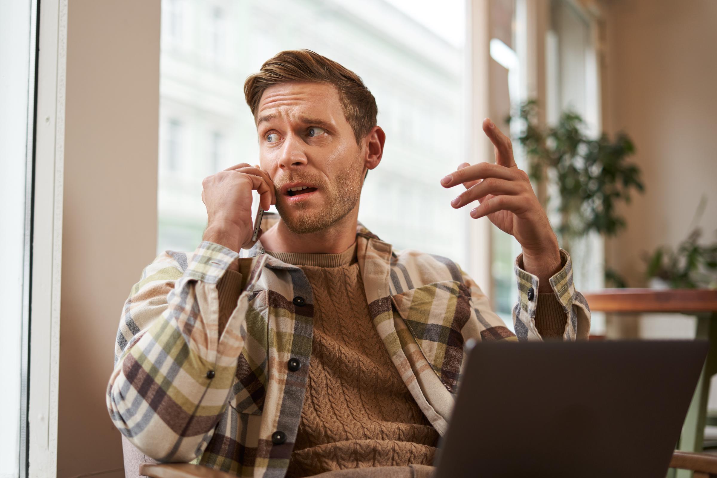 Un homme inquiet qui parle au téléphone | Source : Freepik