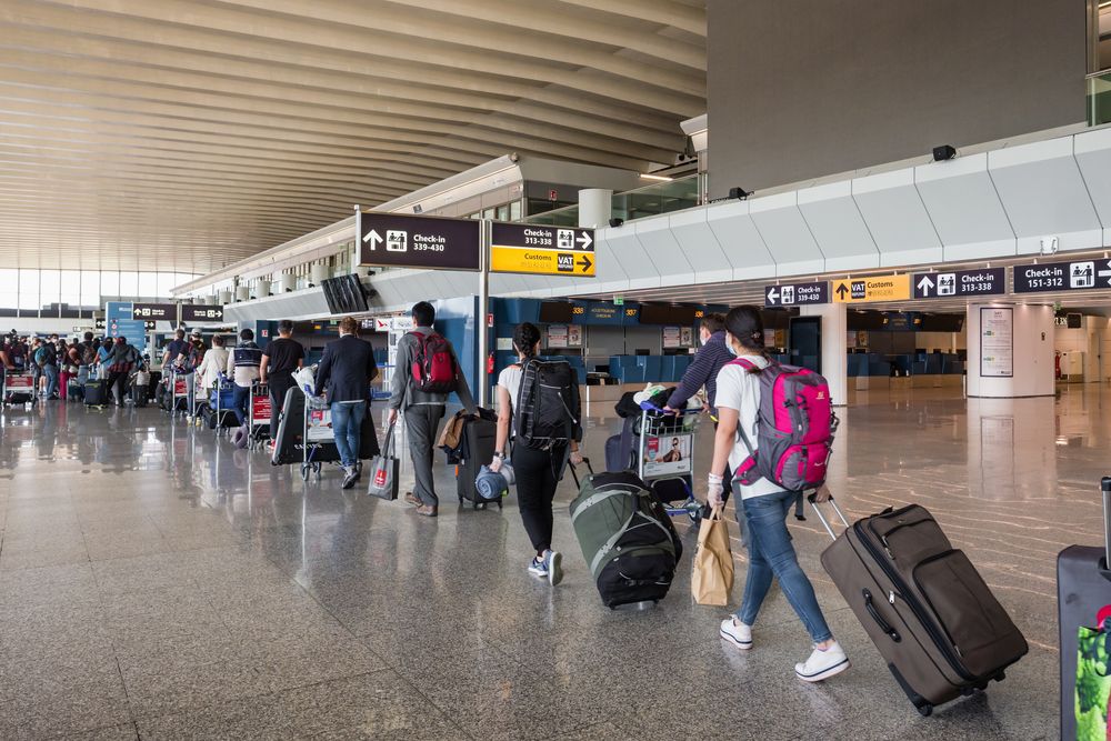 Une longue file d'attente dans un aéroport. | Source : Shutterstock